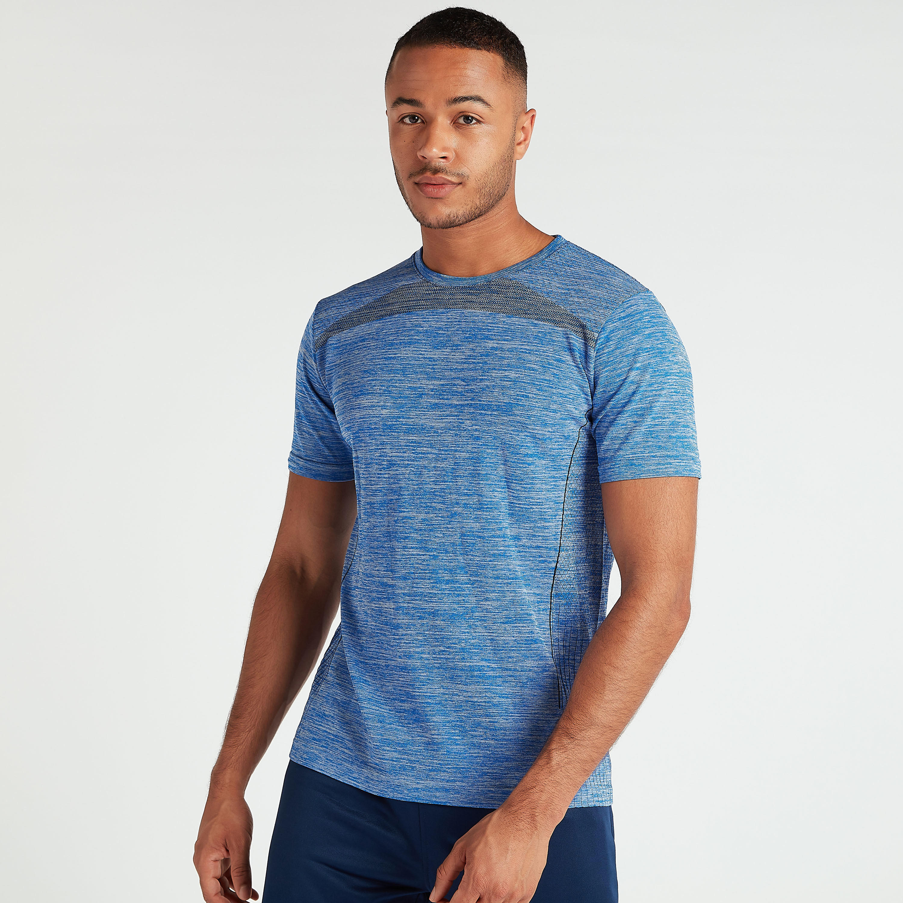 تيشيرت بياقة ضيقة وأكمام قصيرة وطبعات-men-clothing-sportswearandactivewear-tshirtsandpolos-image-5