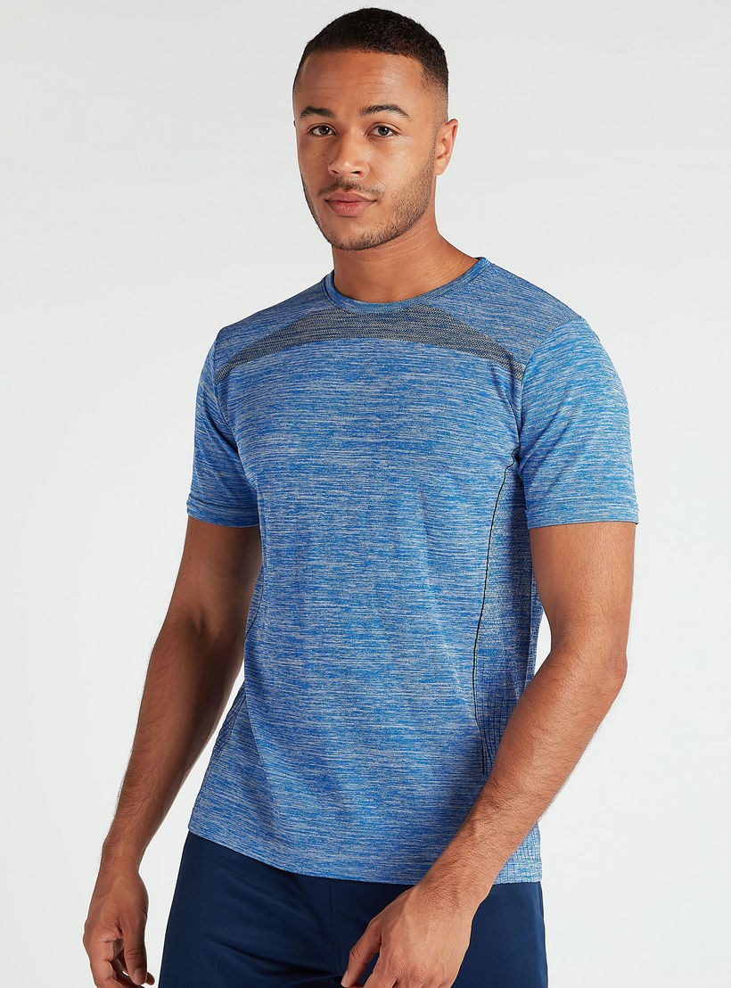 تيشيرت بياقة ضيقة وأكمام قصيرة وطبعات-men-clothing-sportswearandactivewear-tshirtsandpolos-image-5