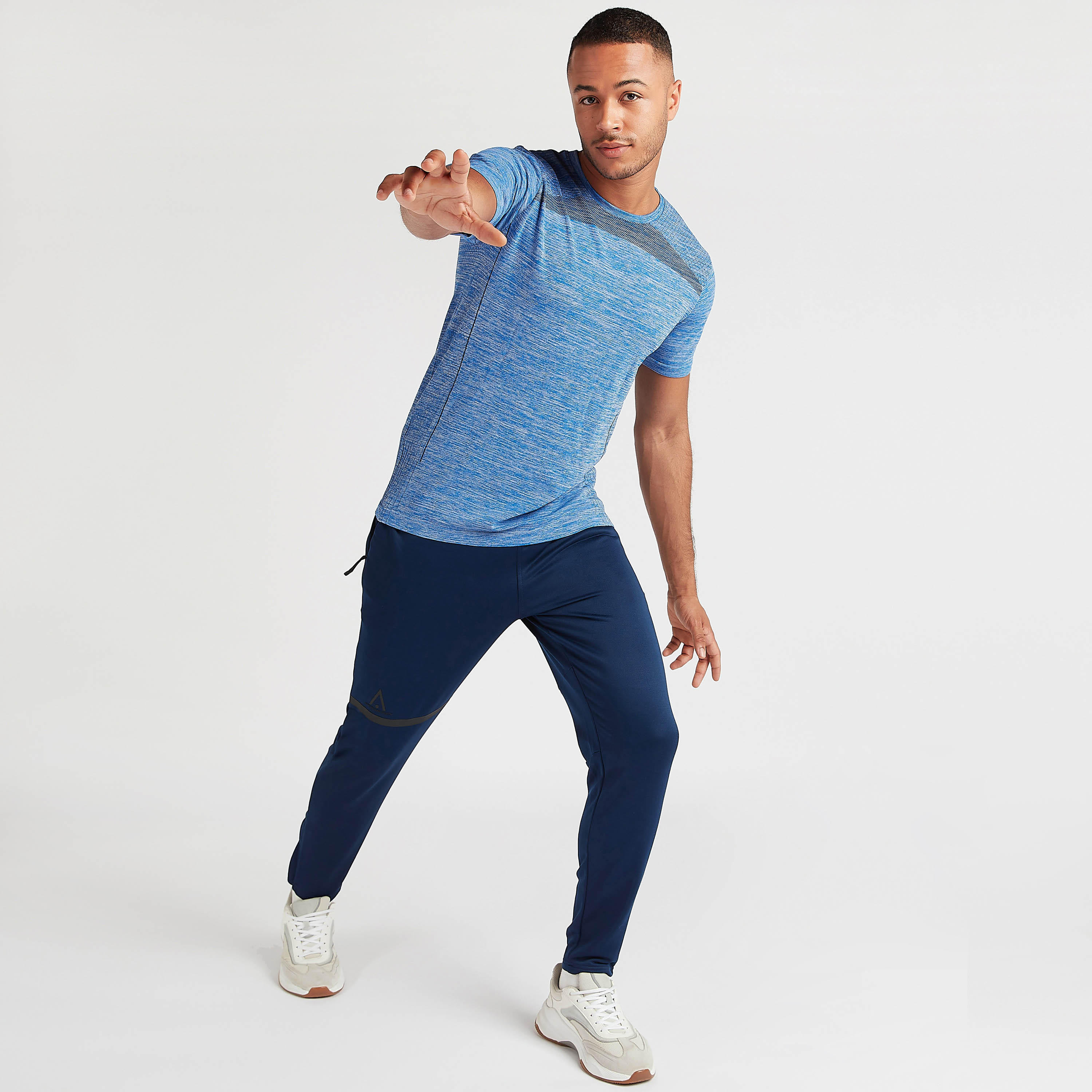تيشيرت بياقة ضيقة وأكمام قصيرة وطبعات-men-clothing-sportswearandactivewear-tshirtsandpolos-image-4