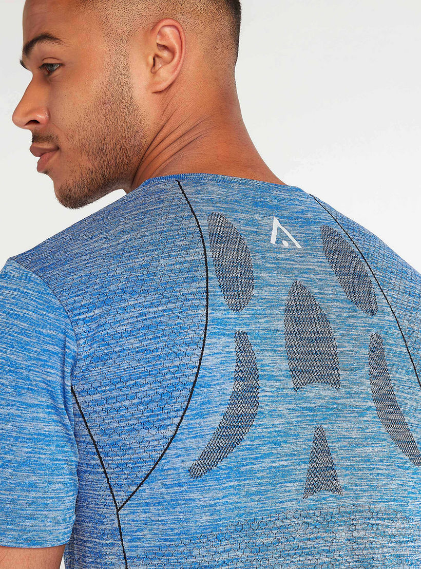 تيشيرت بياقة ضيقة وأكمام قصيرة وطبعات-men-clothing-sportswearandactivewear-tshirtsandpolos-image-3