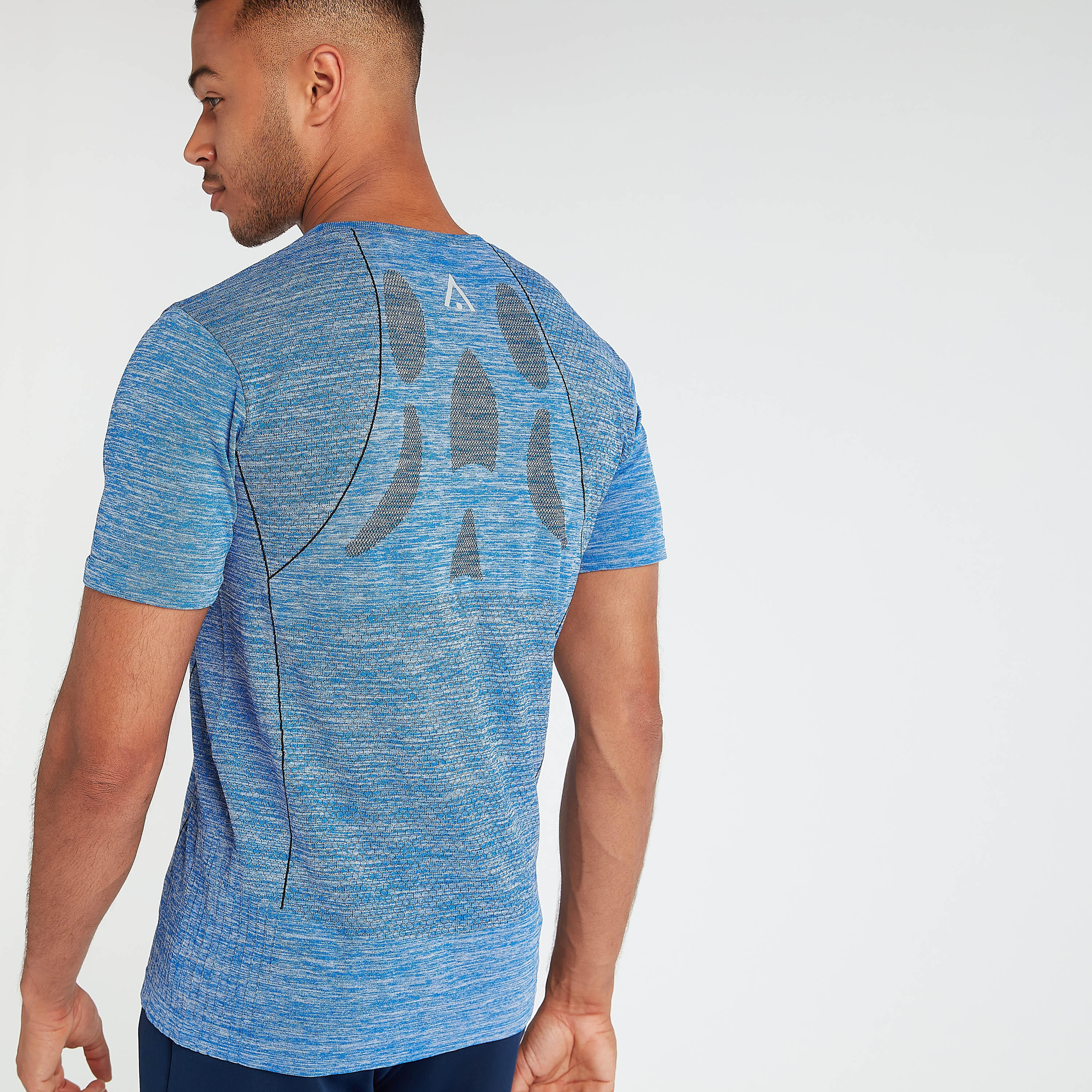 تيشيرت بياقة ضيقة وأكمام قصيرة وطبعات-men-clothing-sportswearandactivewear-tshirtsandpolos-image-2