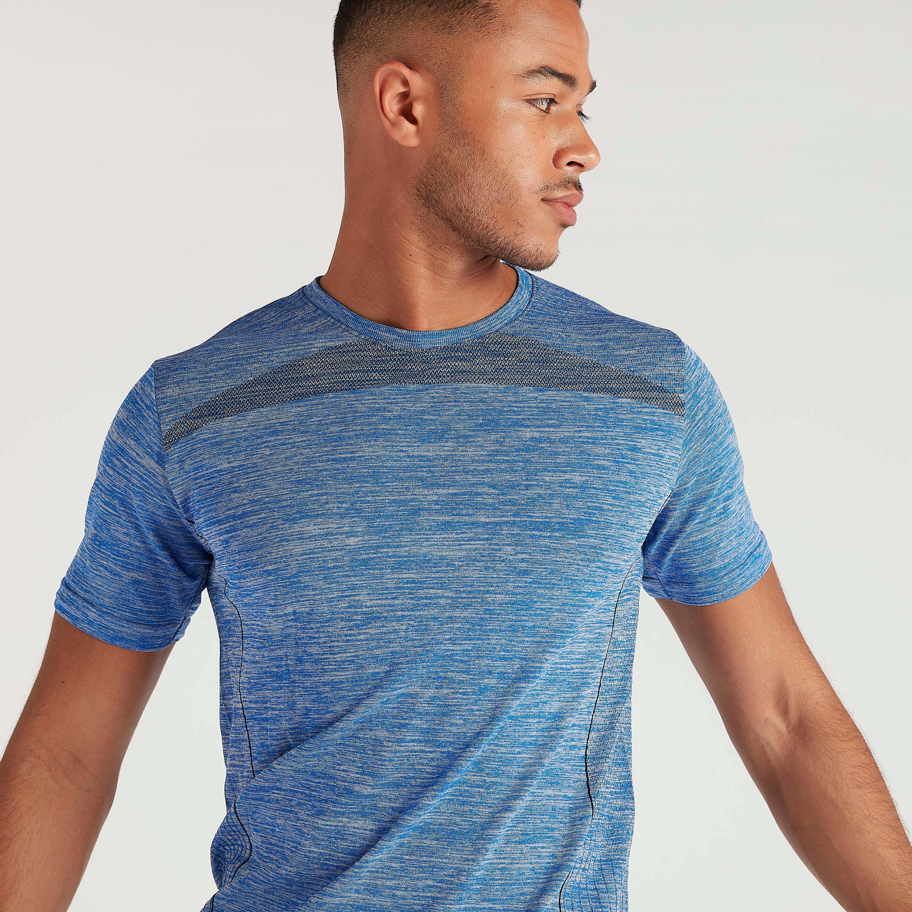 تيشيرت بياقة ضيقة وأكمام قصيرة وطبعات-men-clothing-sportswearandactivewear-tshirtsandpolos-image-1