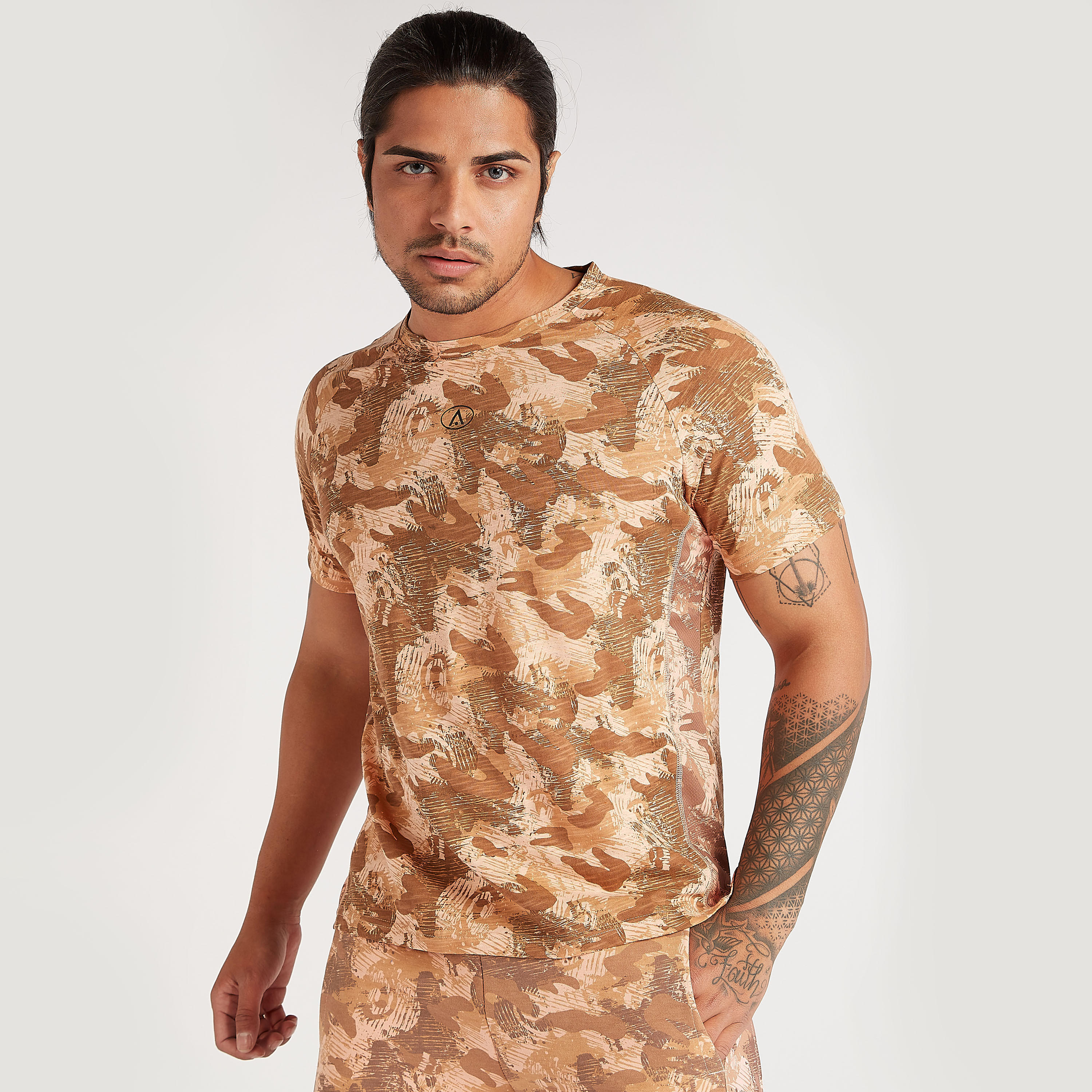 تيشيرت بأكمام قصيرة وطبعات مموّهة-men-clothing-sportswearandactivewear-tshirtsandpolos-image-1