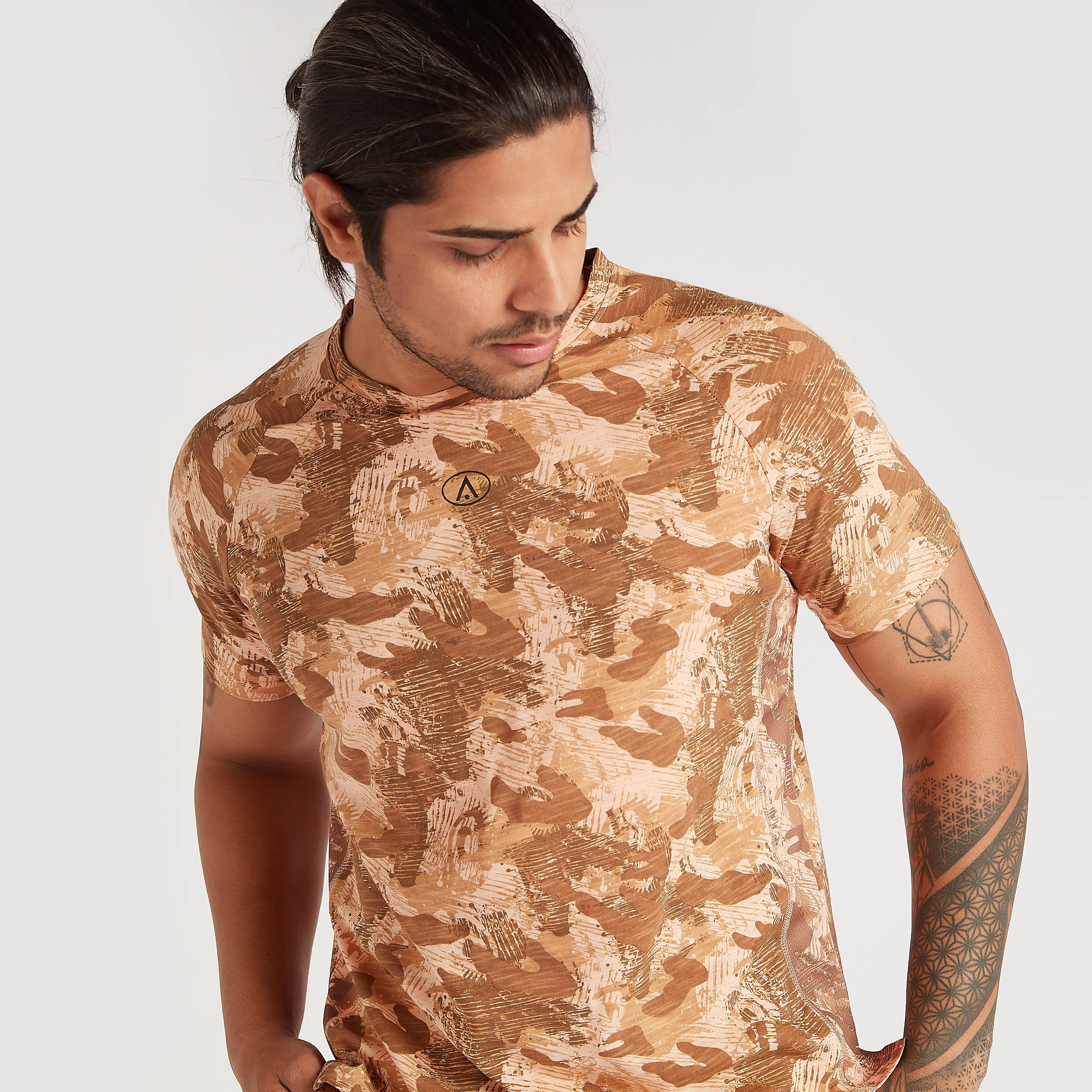 تيشيرت بأكمام قصيرة وطبعات مموّهة-men-clothing-sportswearandactivewear-tshirtsandpolos-image-5