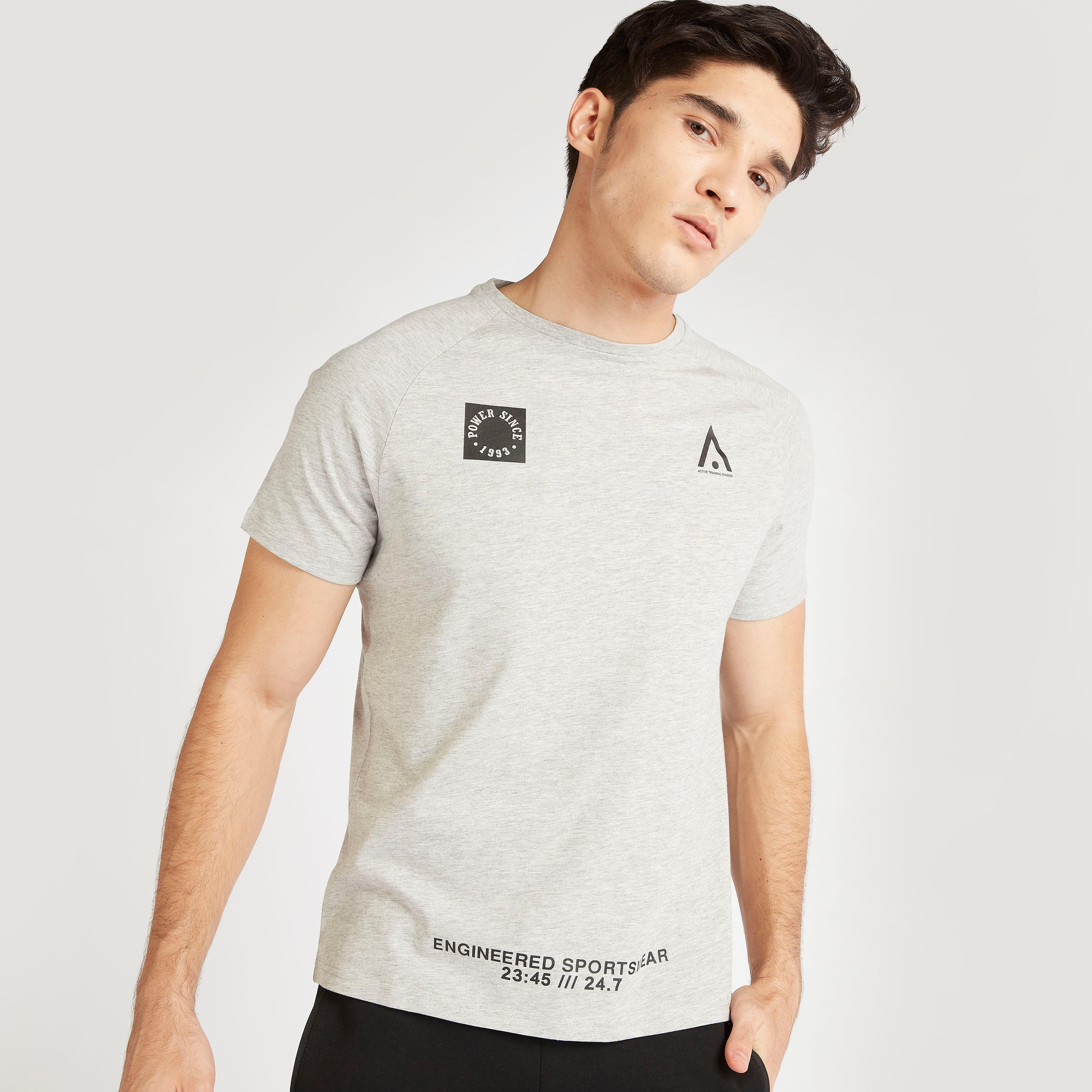 تيشيرت بياقة ضيّقة وأكمام قصيرة وطبعات-men-clothing-sportswearandactivewear-tshirtsandpolos-image-1