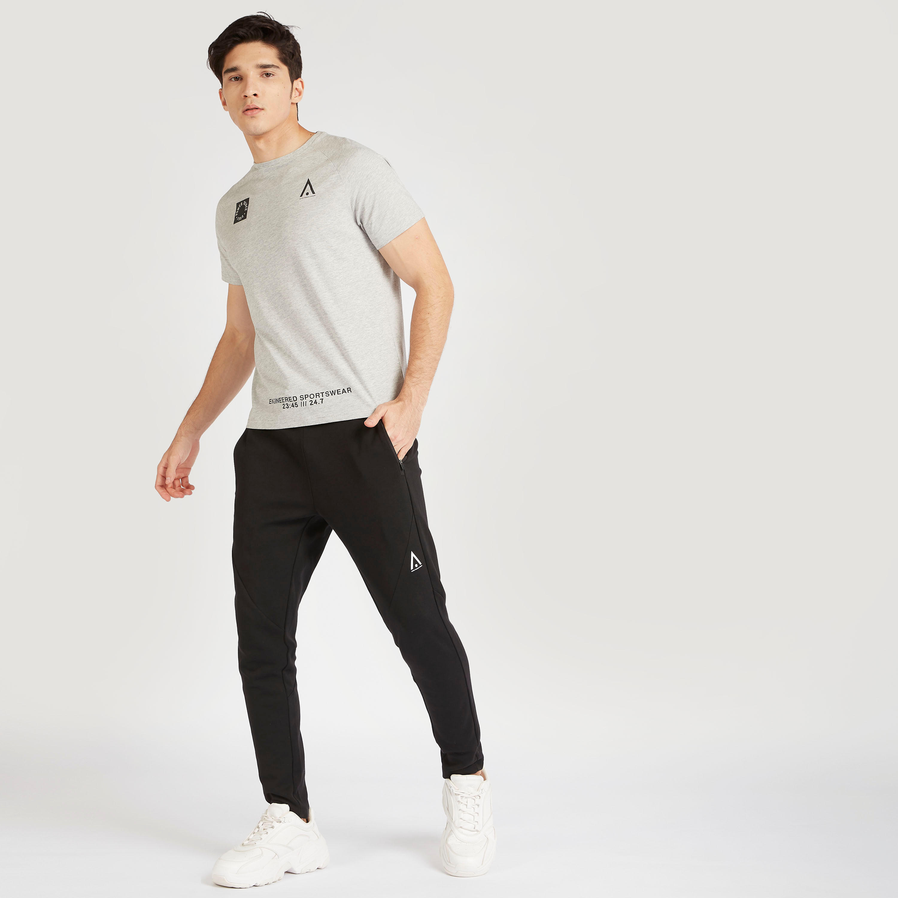 تيشيرت بياقة ضيّقة وأكمام قصيرة وطبعات-men-clothing-sportswearandactivewear-tshirtsandpolos-image-2