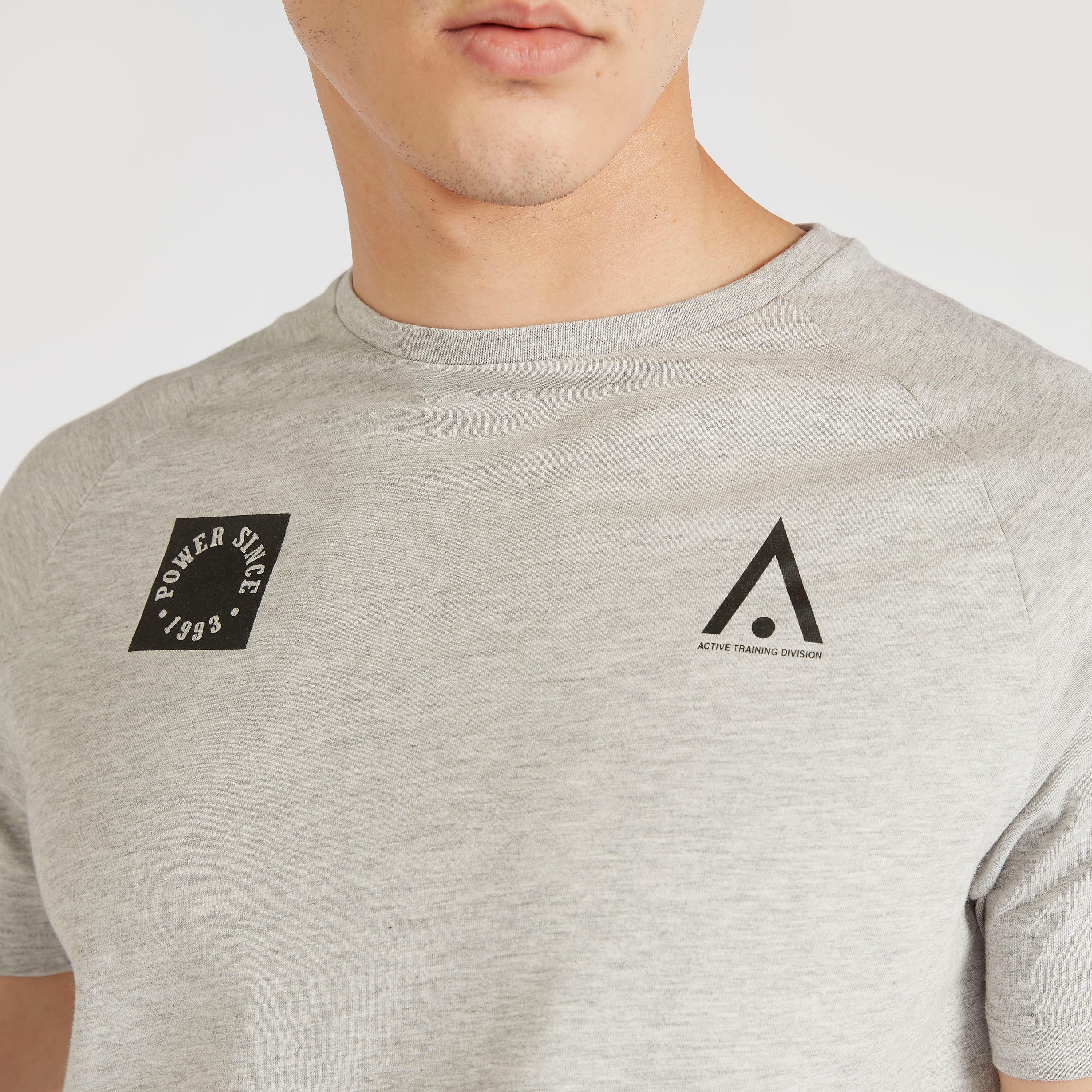 تيشيرت بياقة ضيّقة وأكمام قصيرة وطبعات-men-clothing-sportswearandactivewear-tshirtsandpolos-image-3