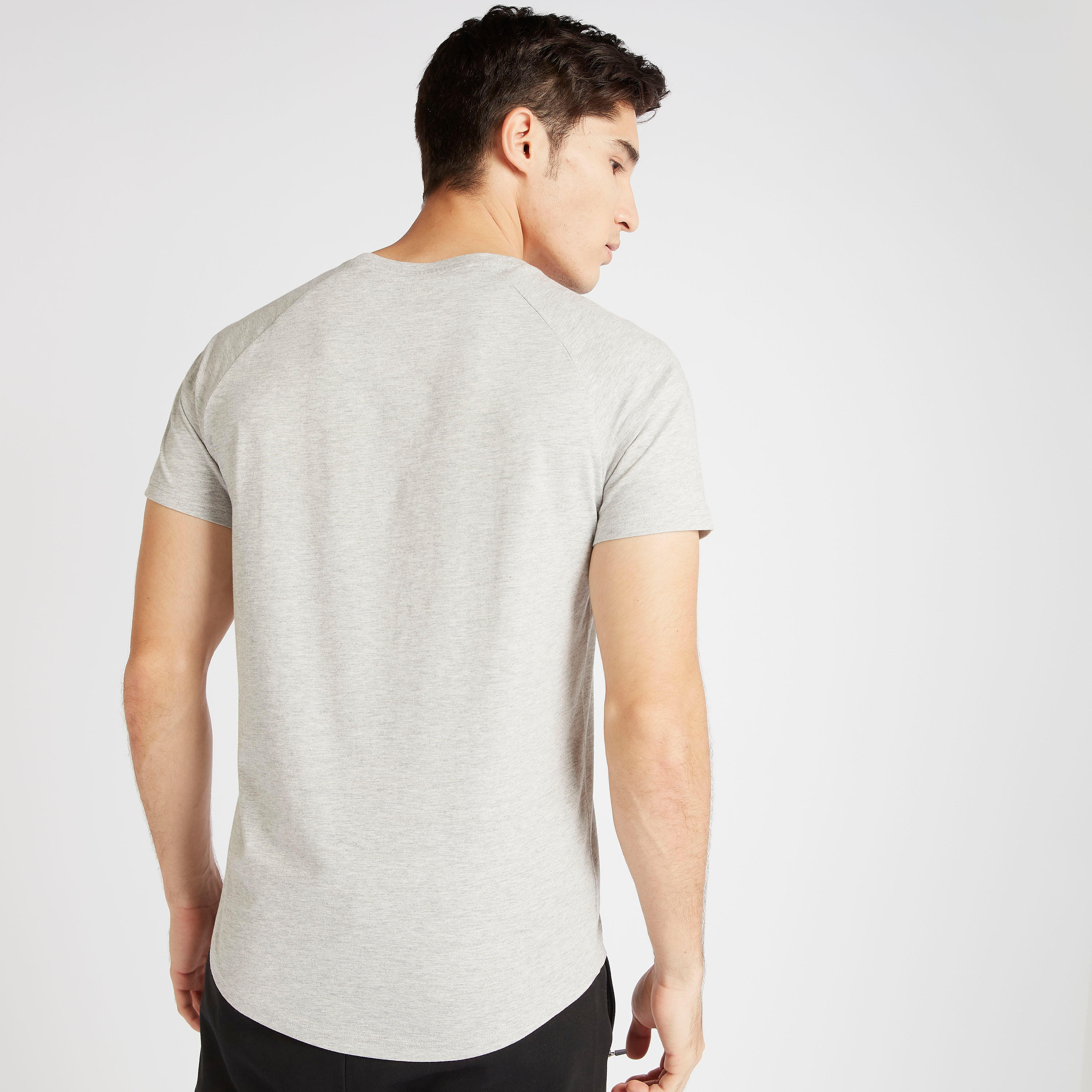 تيشيرت بياقة ضيّقة وأكمام قصيرة وطبعات-men-clothing-sportswearandactivewear-tshirtsandpolos-image-4