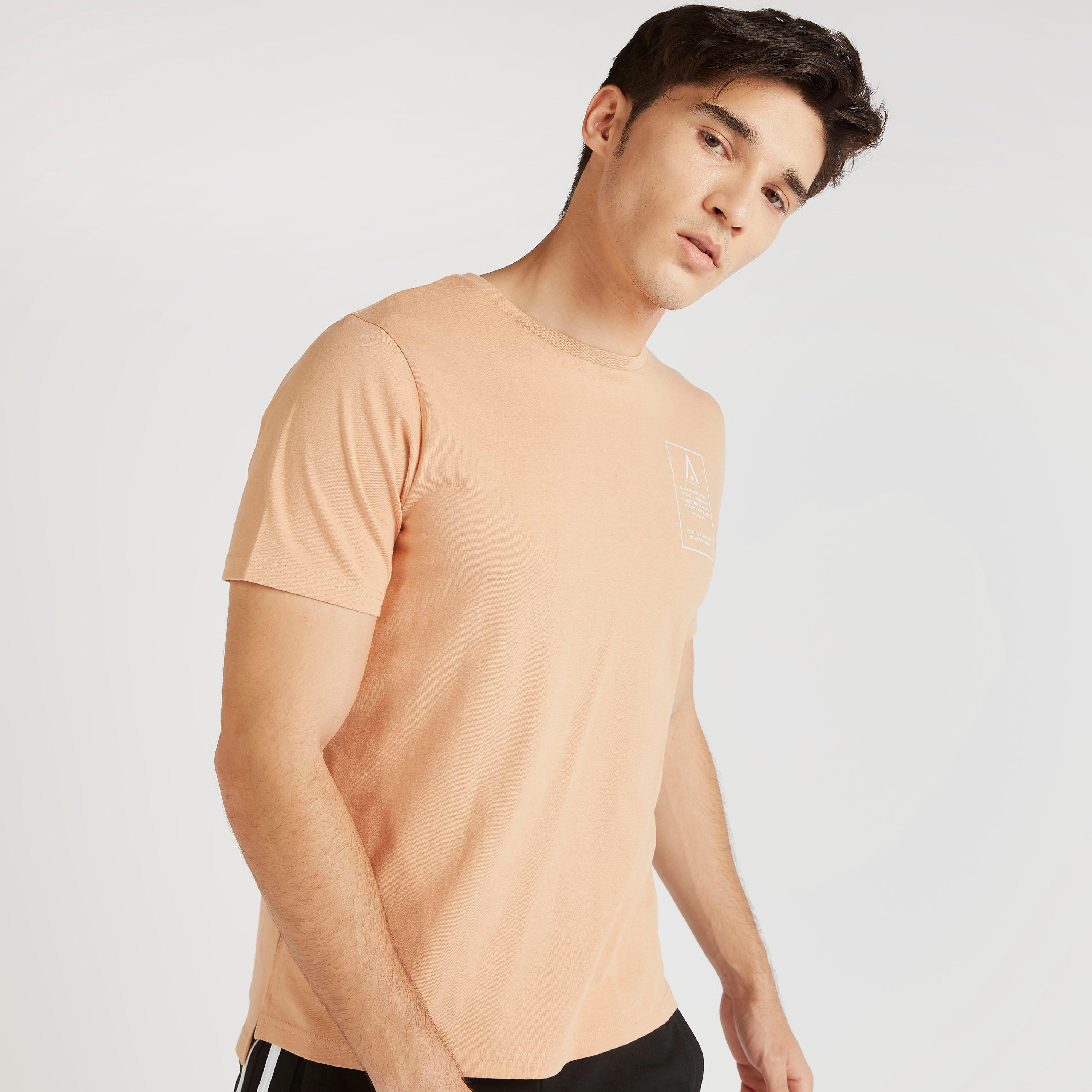 تيشيرت بياقة مستديرة وتفاصيل شريط وطبعات-men-clothing-sportswearandactivewear-tshirtsandpolos-image-4
