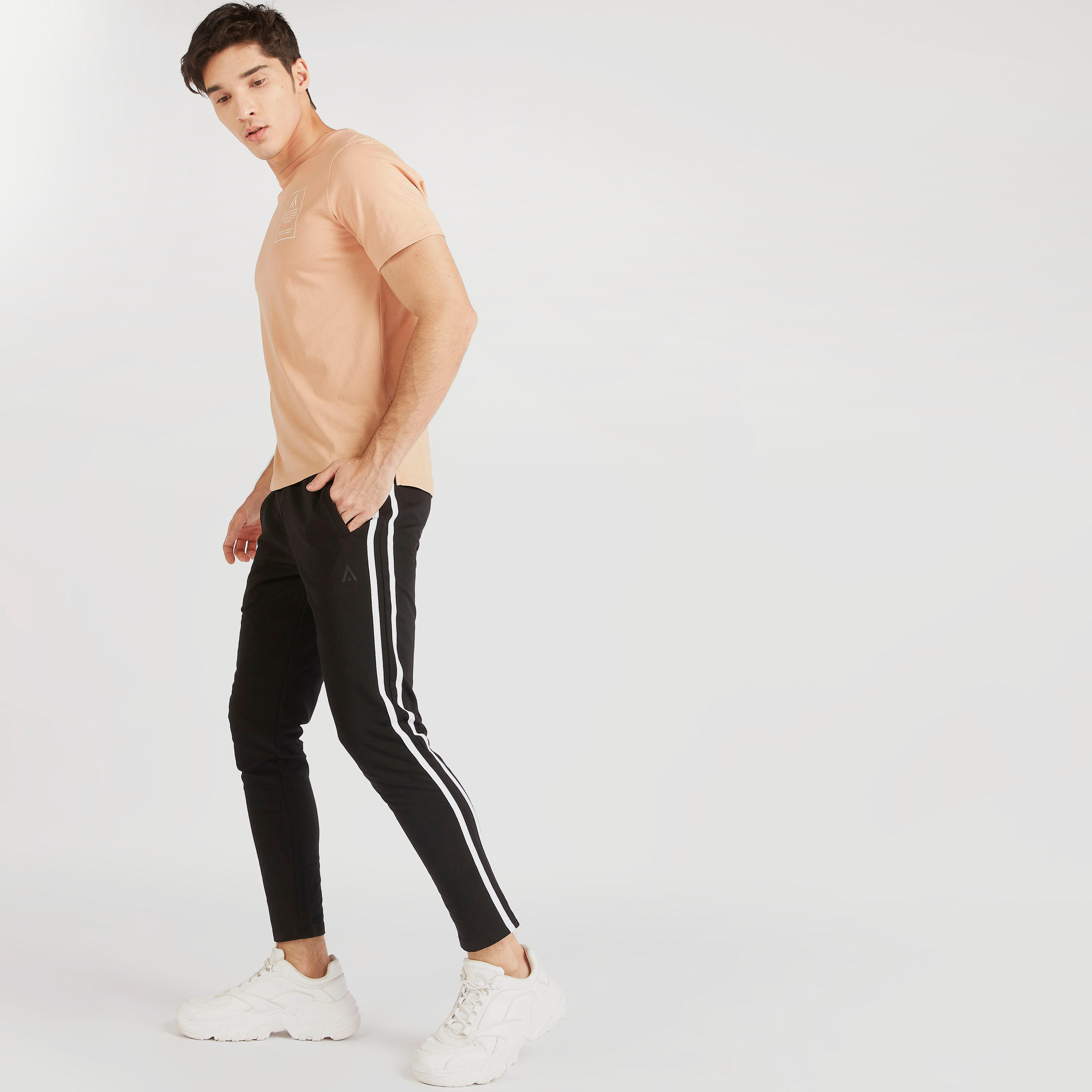 تيشيرت بياقة مستديرة وتفاصيل شريط وطبعات-men-clothing-sportswearandactivewear-tshirtsandpolos-image-3