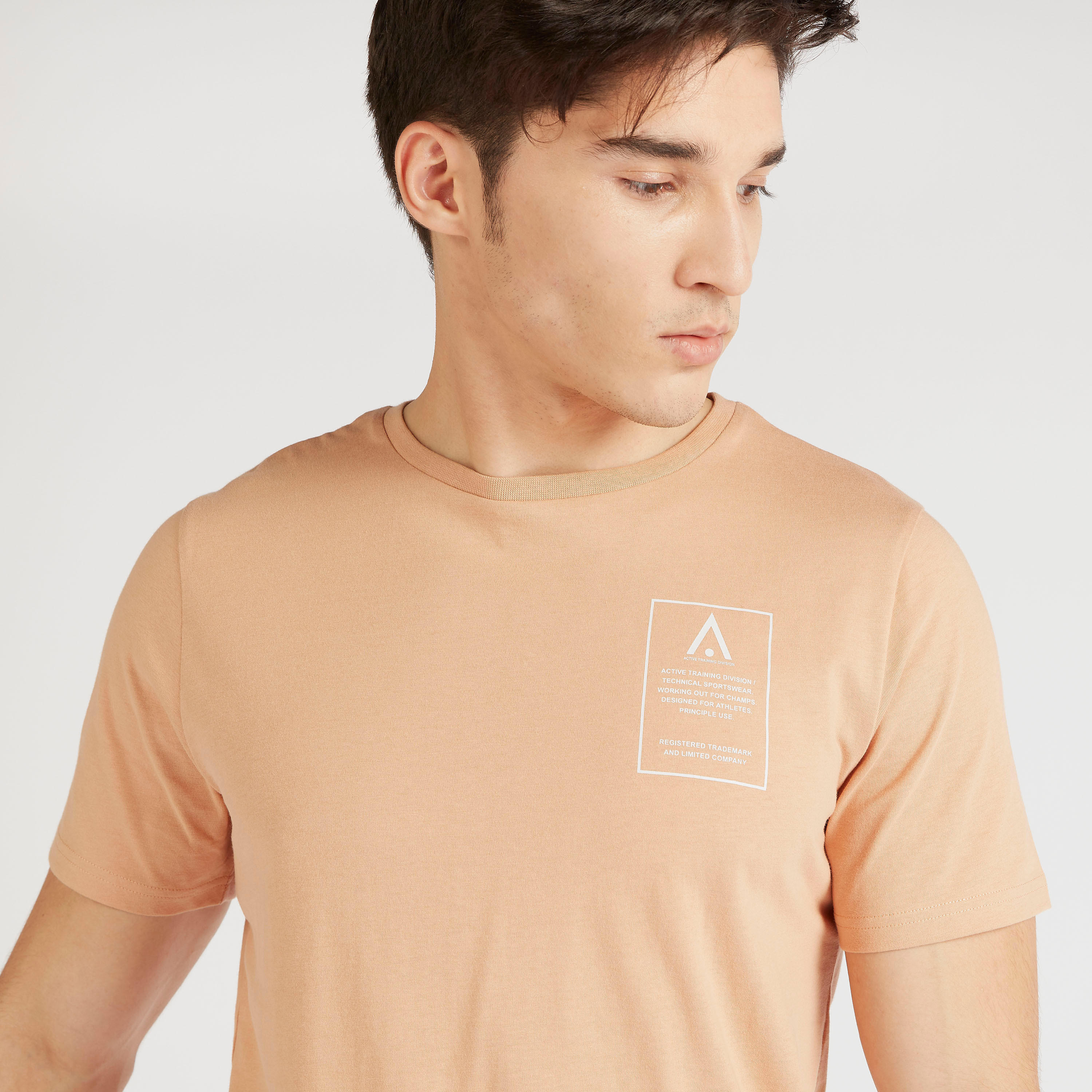 تيشيرت بياقة مستديرة وتفاصيل شريط وطبعات-men-clothing-sportswearandactivewear-tshirtsandpolos-image-2