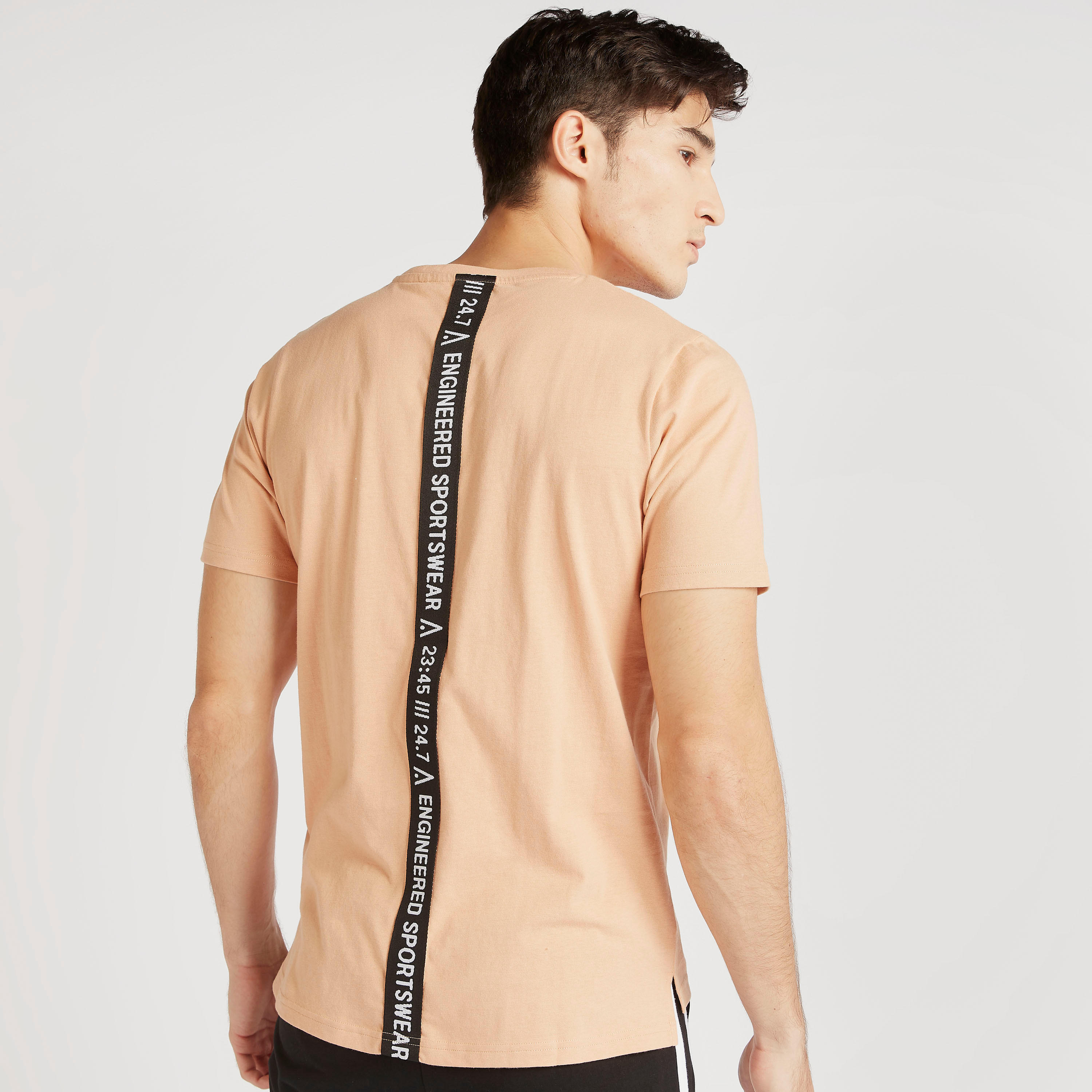 تيشيرت بياقة مستديرة وتفاصيل شريط وطبعات-men-clothing-sportswearandactivewear-tshirtsandpolos-image-1