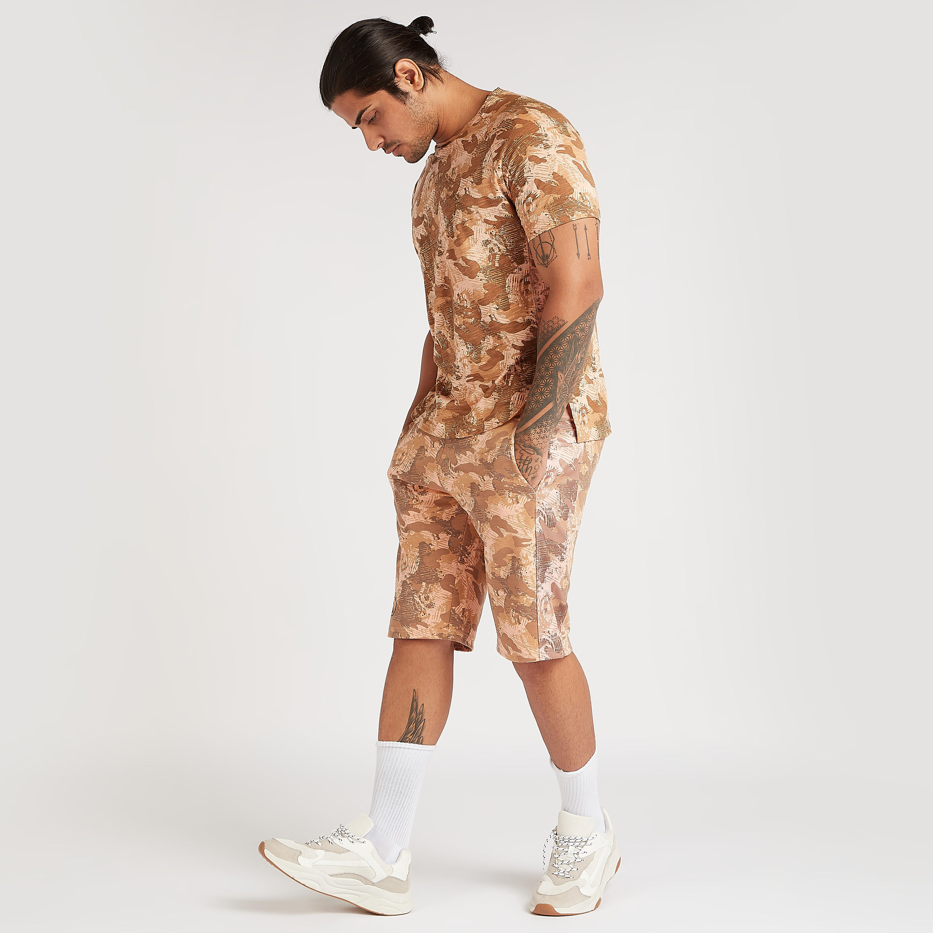 شورت بطبعات مموّهة ورباط إغلاق-men-clothing-sportswearandactivewear-bottoms-image-5