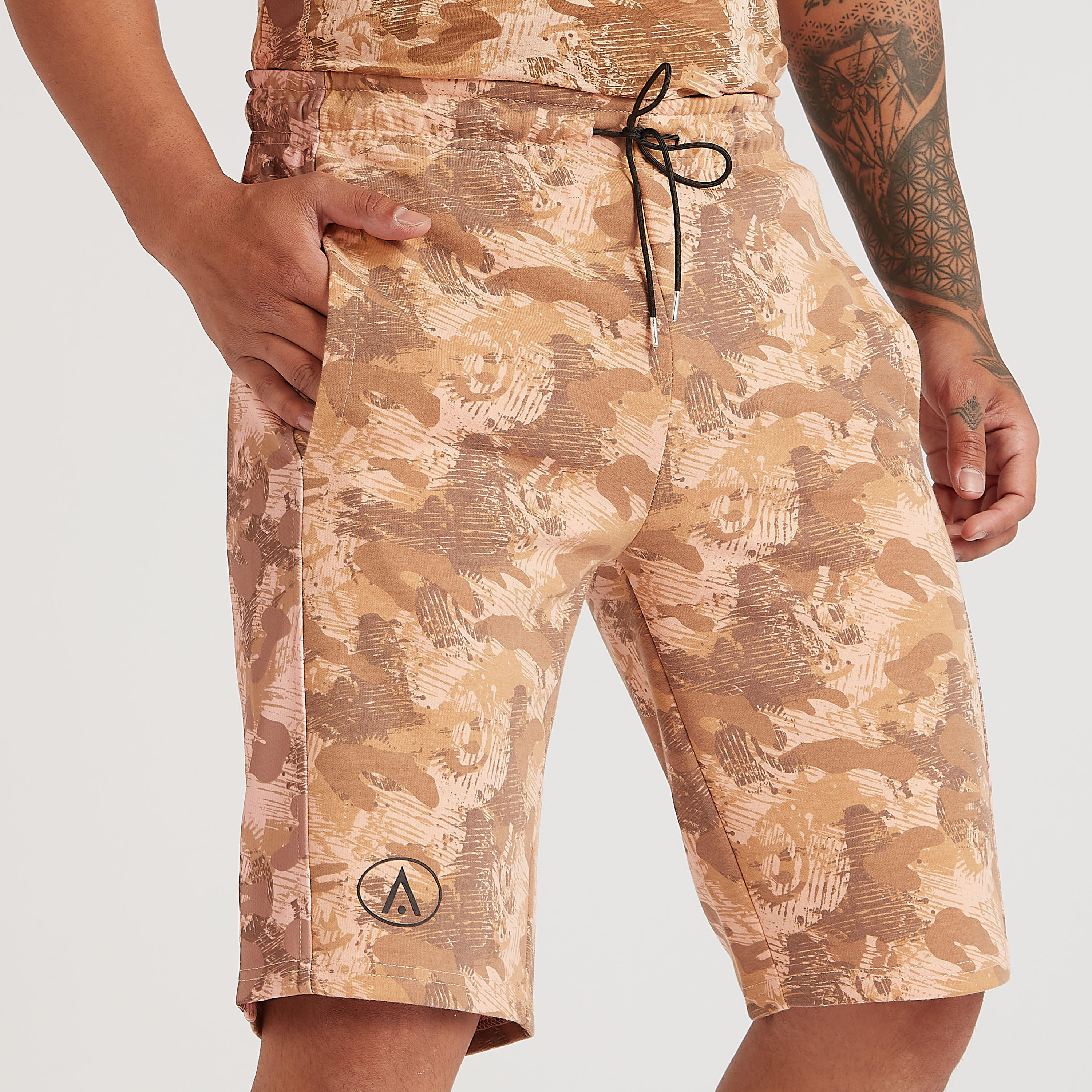 شورت بطبعات مموّهة ورباط إغلاق-men-clothing-sportswearandactivewear-bottoms-image-3
