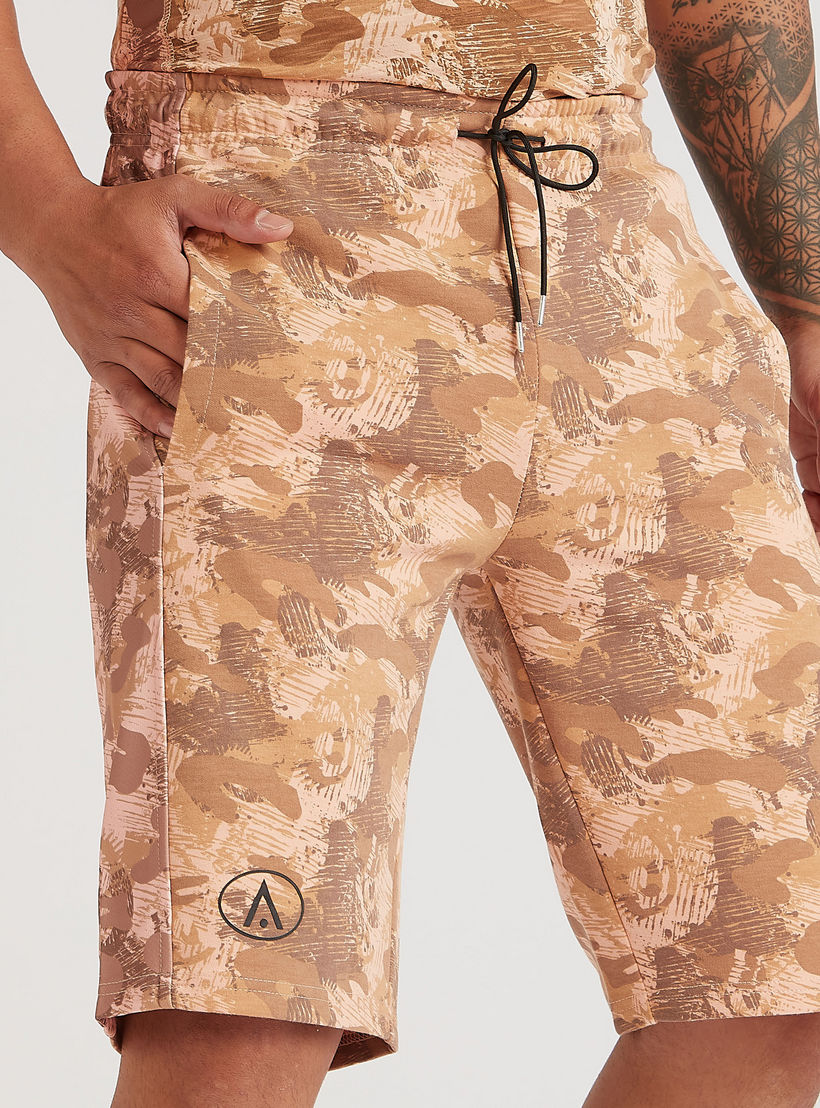 شورت بطبعات مموّهة ورباط إغلاق-men-clothing-sportswearandactivewear-bottoms-image-3