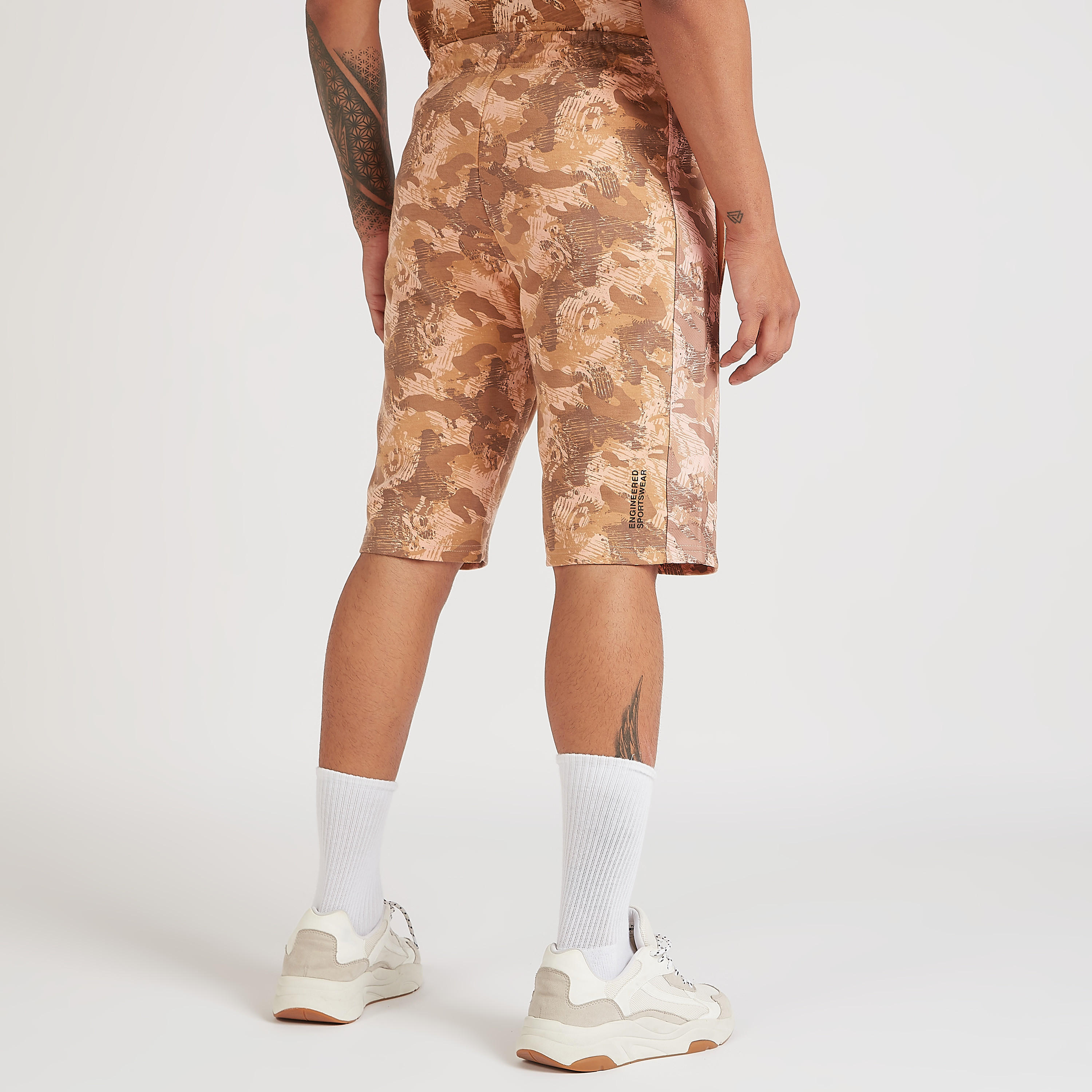 شورت بطبعات مموّهة ورباط إغلاق-men-clothing-sportswearandactivewear-bottoms-image-2