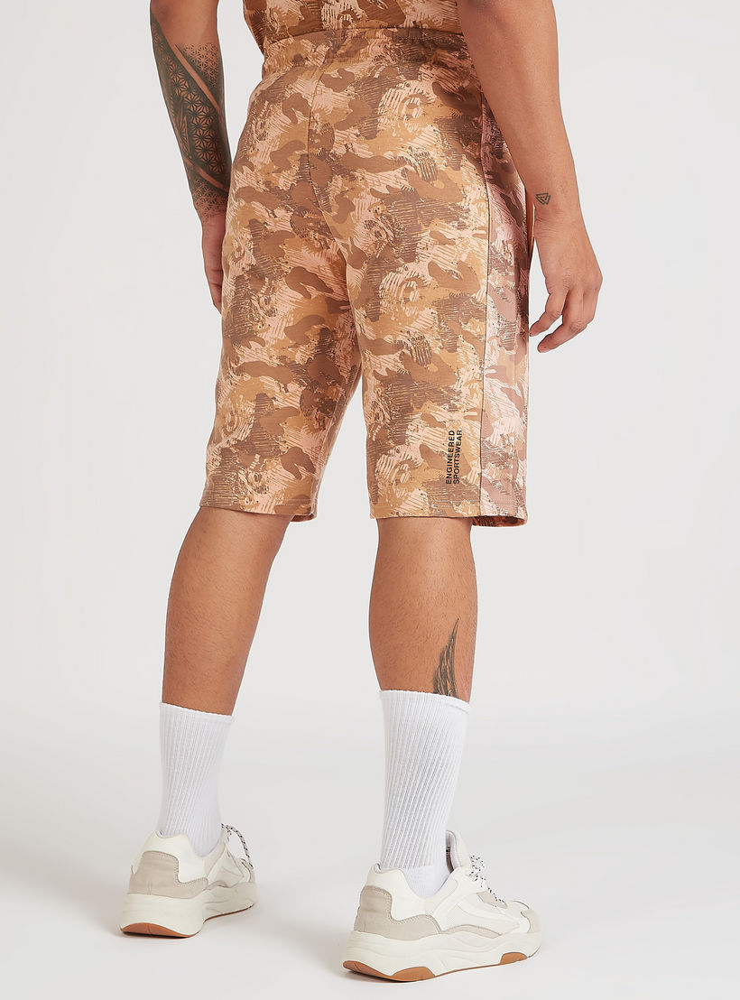 شورت بطبعات مموّهة ورباط إغلاق-men-clothing-sportswearandactivewear-bottoms-image-2