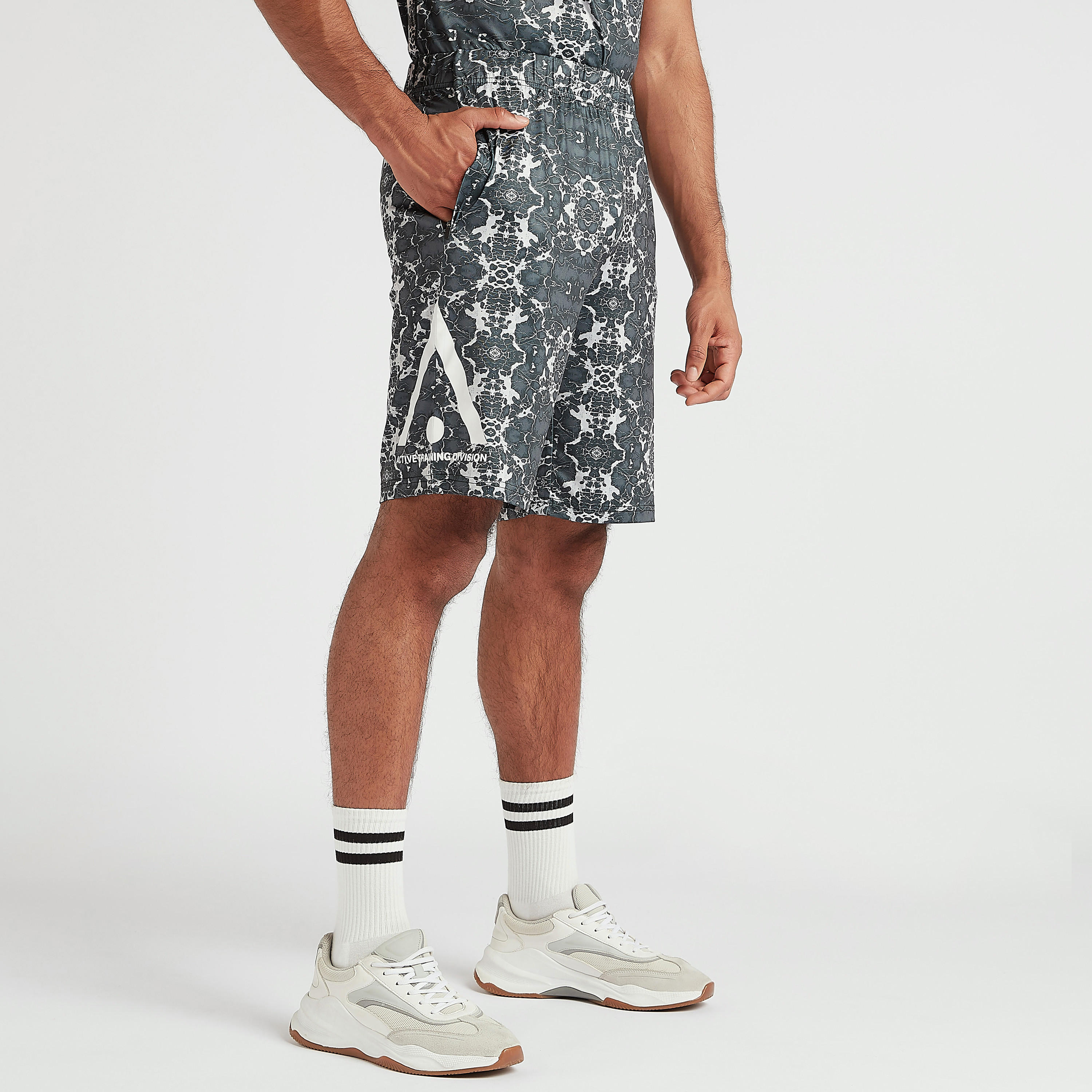 شورت بطول الركبة بخصر مطّاطي وجيوب وطبعات-men-clothing-sportswearandactivewear-bottoms-image-5