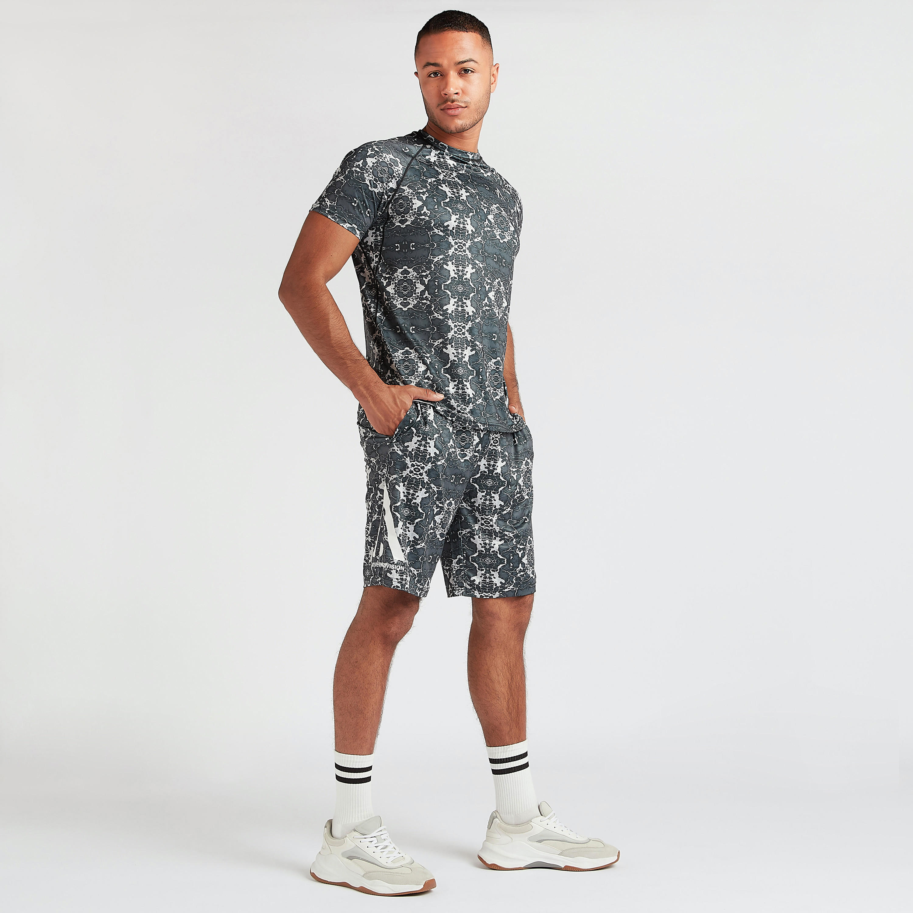 شورت بطول الركبة بخصر مطّاطي وجيوب وطبعات-men-clothing-sportswearandactivewear-bottoms-image-4