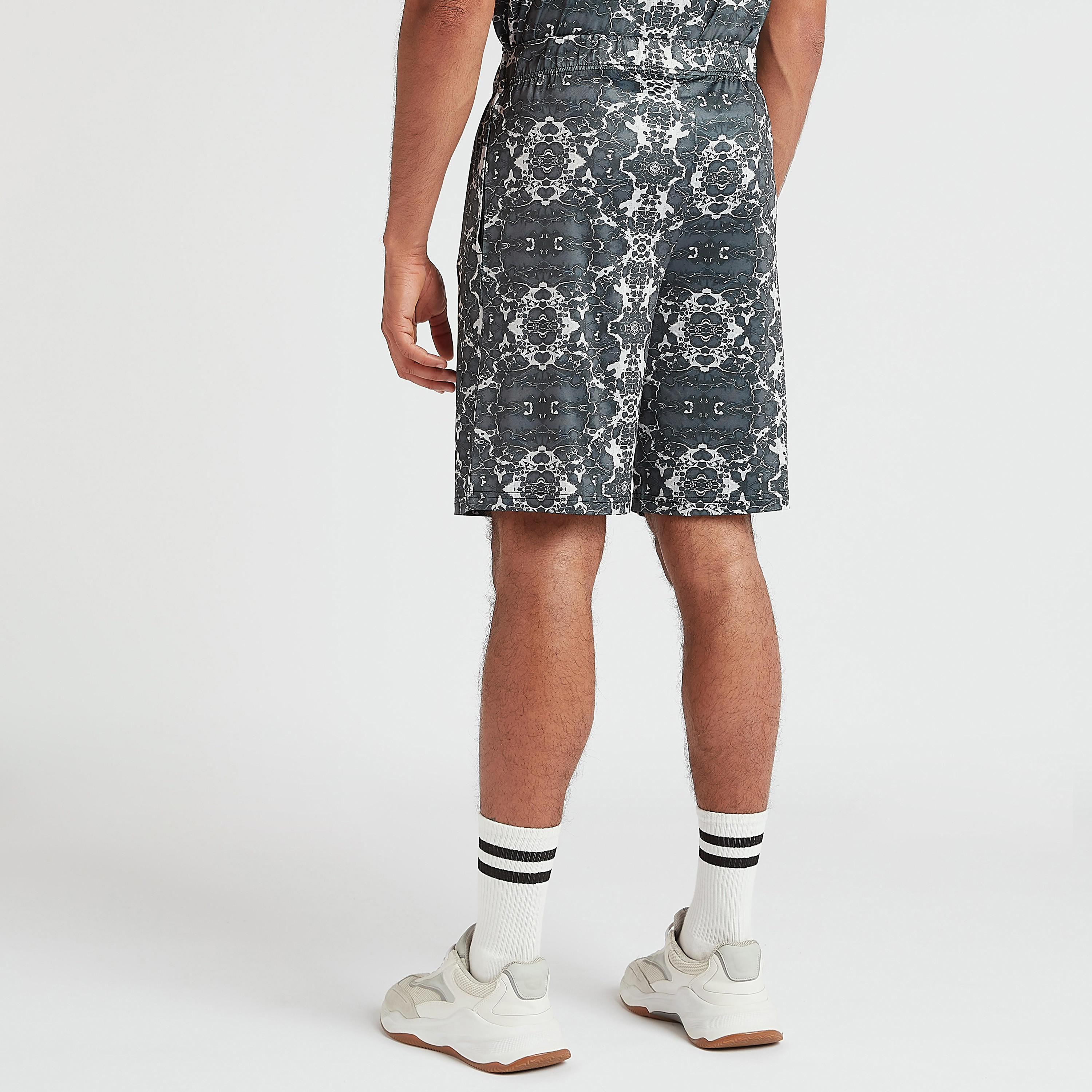 شورت بطول الركبة بخصر مطّاطي وجيوب وطبعات-men-clothing-sportswearandactivewear-bottoms-image-2