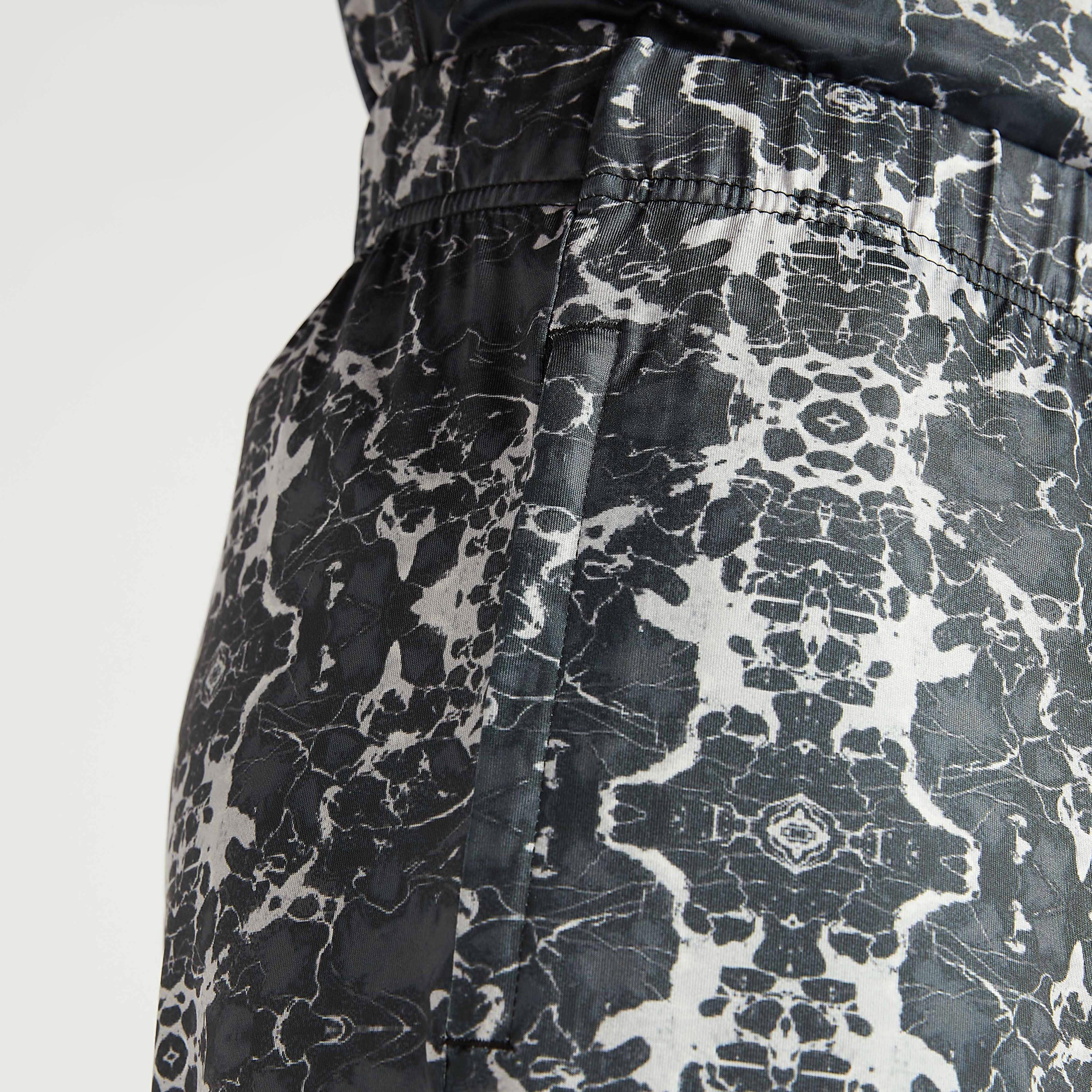 شورت بطول الركبة بخصر مطّاطي وجيوب وطبعات-men-clothing-sportswearandactivewear-bottoms-image-1