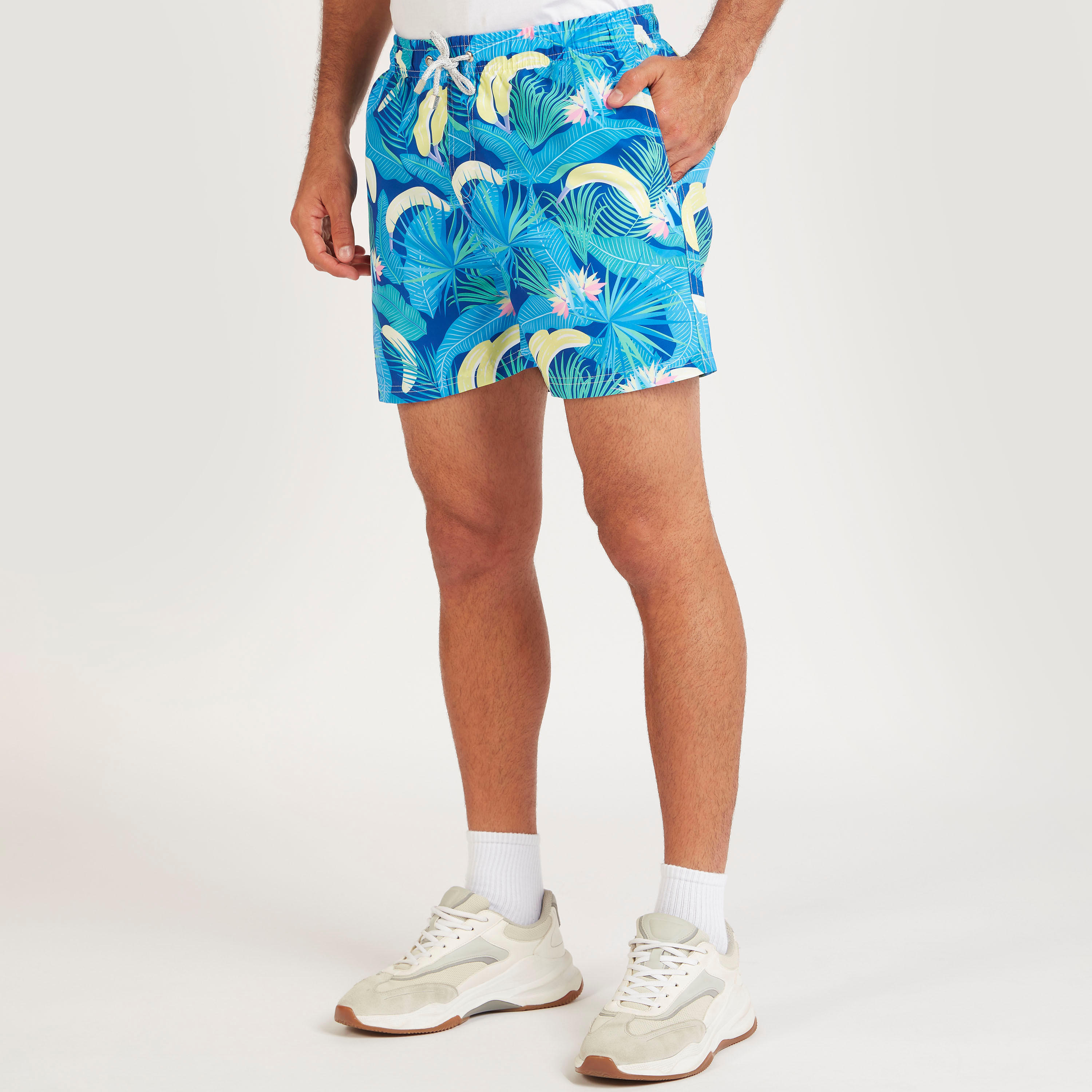 شورت بطبعات استوائيّة وجيوب وخصر مطاطي-men-clothing-bottoms-shorts-image-1
