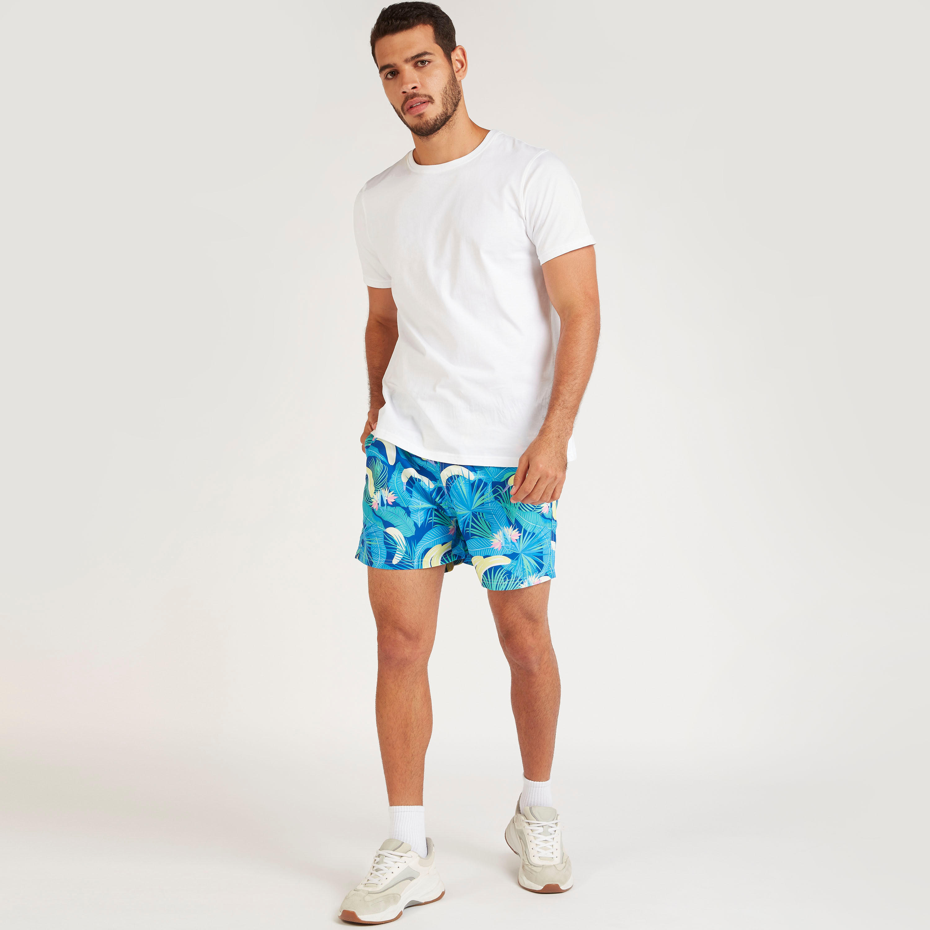شورت بطبعات استوائيّة وجيوب وخصر مطاطي-men-clothing-bottoms-shorts-image-2