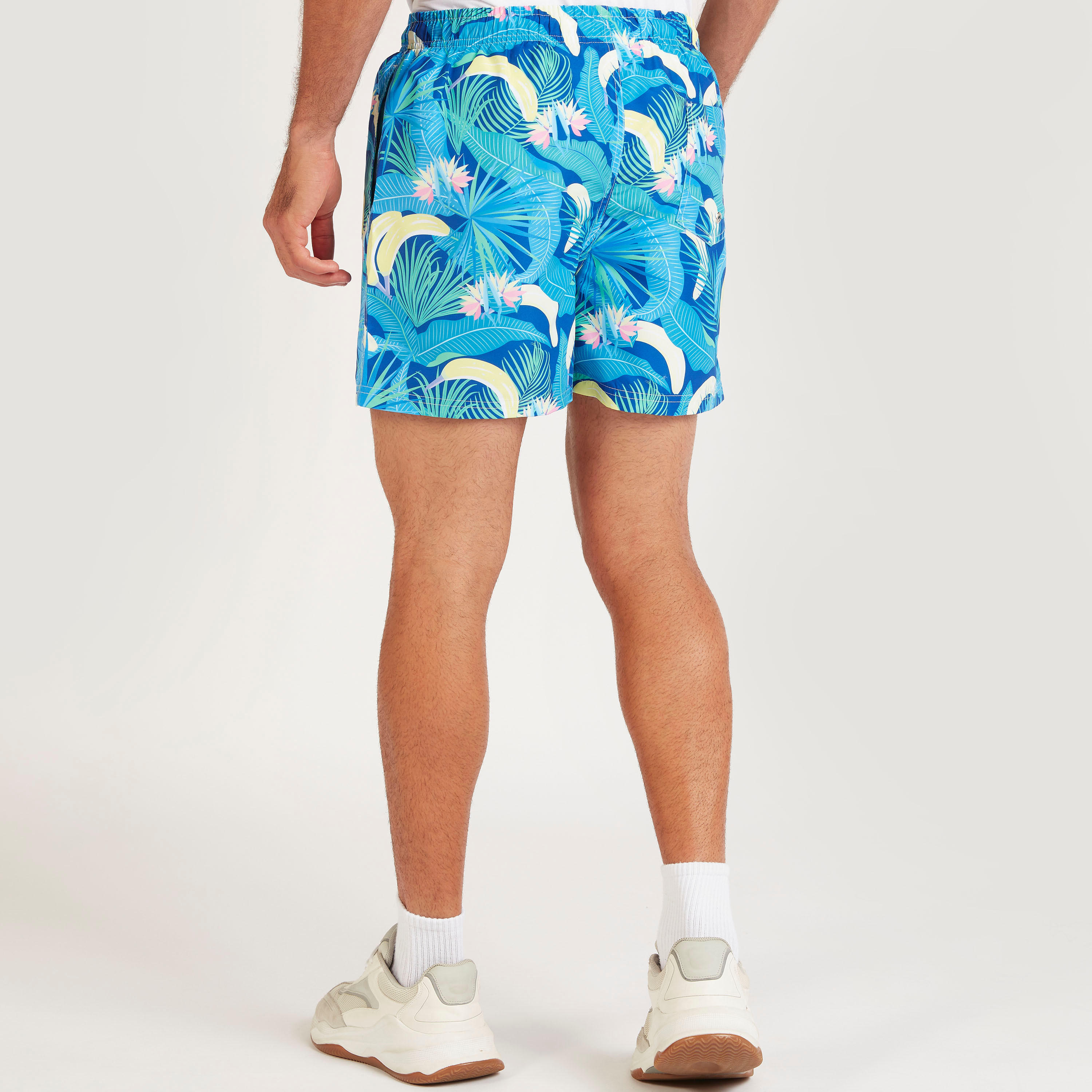 شورت بطبعات استوائيّة وجيوب وخصر مطاطي-men-clothing-bottoms-shorts-image-4