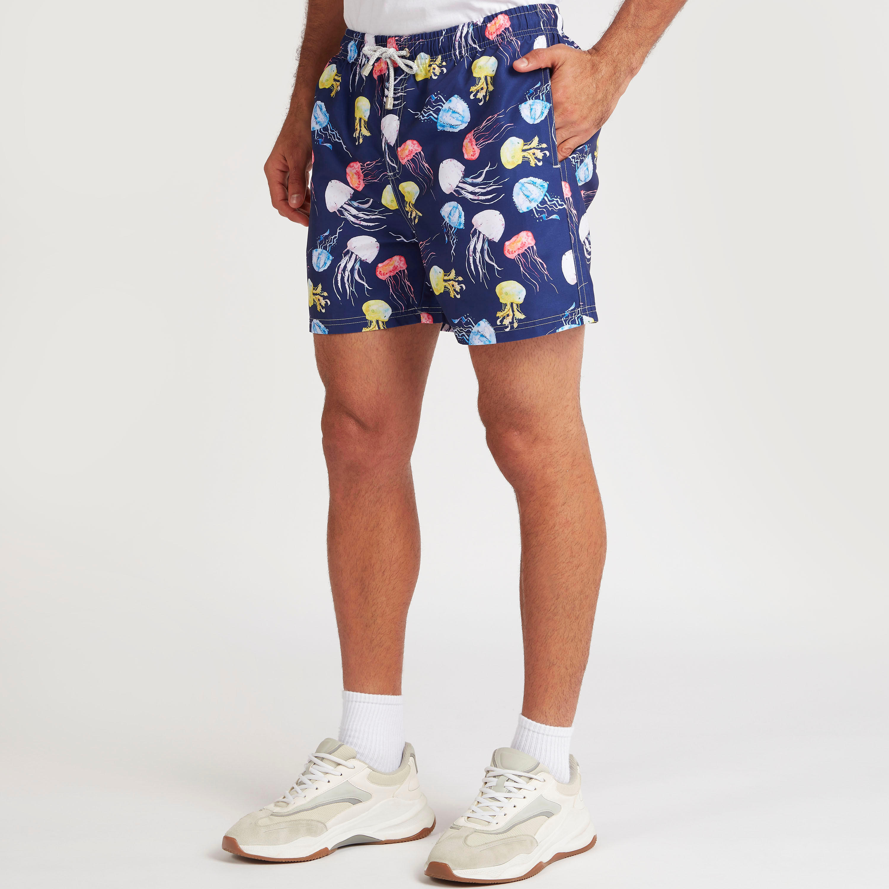 شورت بخصر مطاطي ورباط وجيوب وطبعات قنديل البحر-men-clothing-bottoms-shorts-image-1