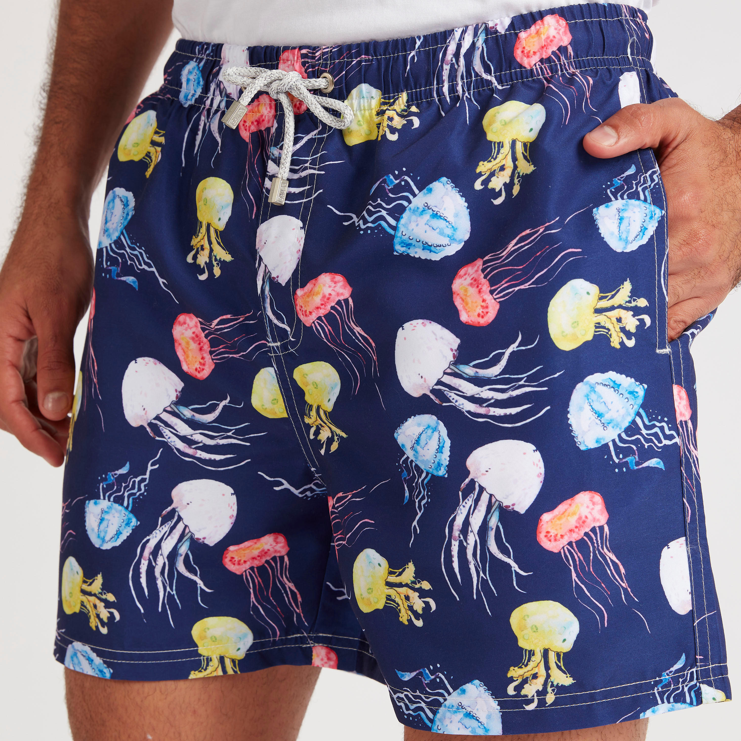 شورت بخصر مطاطي ورباط وجيوب وطبعات قنديل البحر-men-clothing-bottoms-shorts-image-3