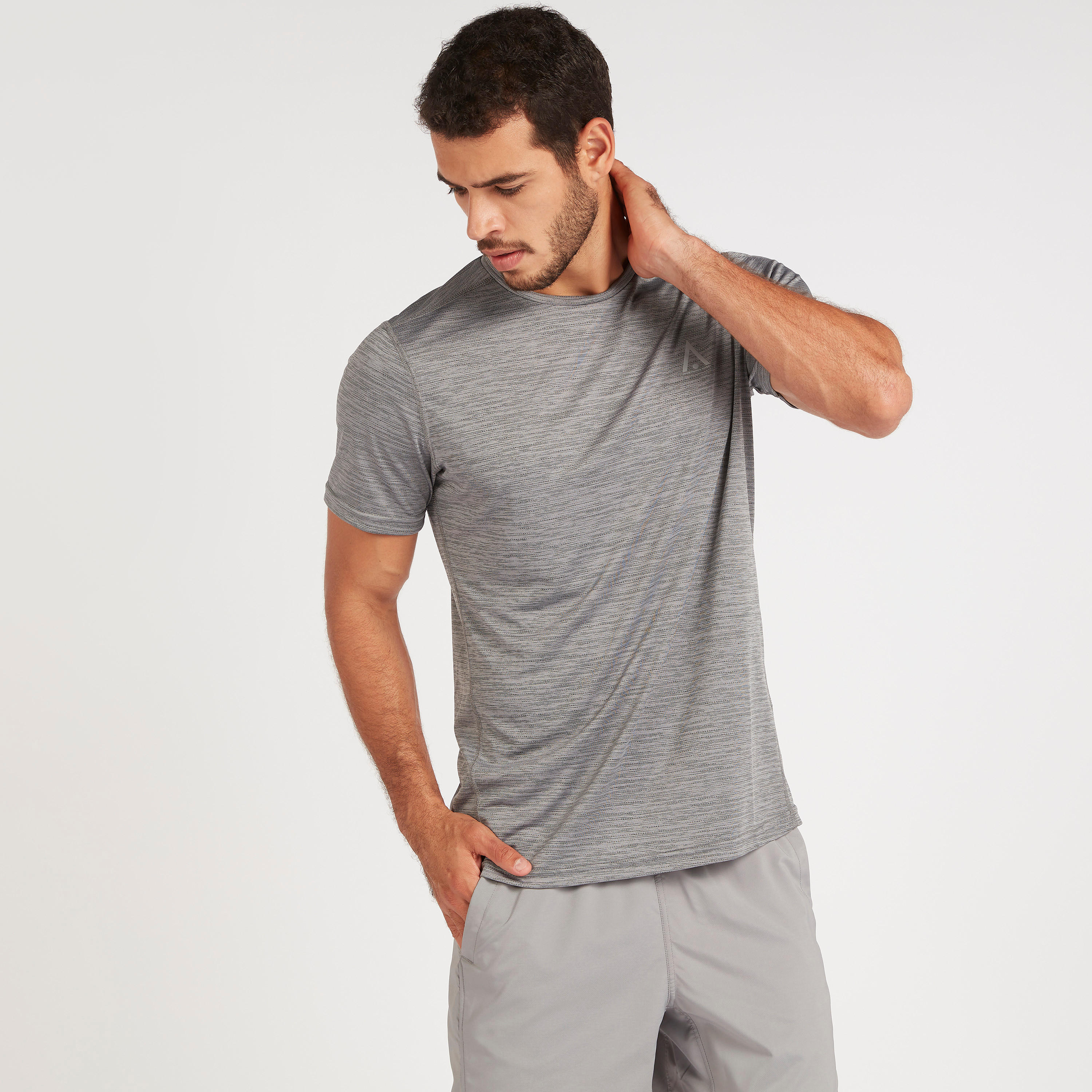 تيشيرت بياقة ضيقة وأكمام قصيرة وطبعات-men-clothing-sportswearandactivewear-tshirtsandpolos-image-4