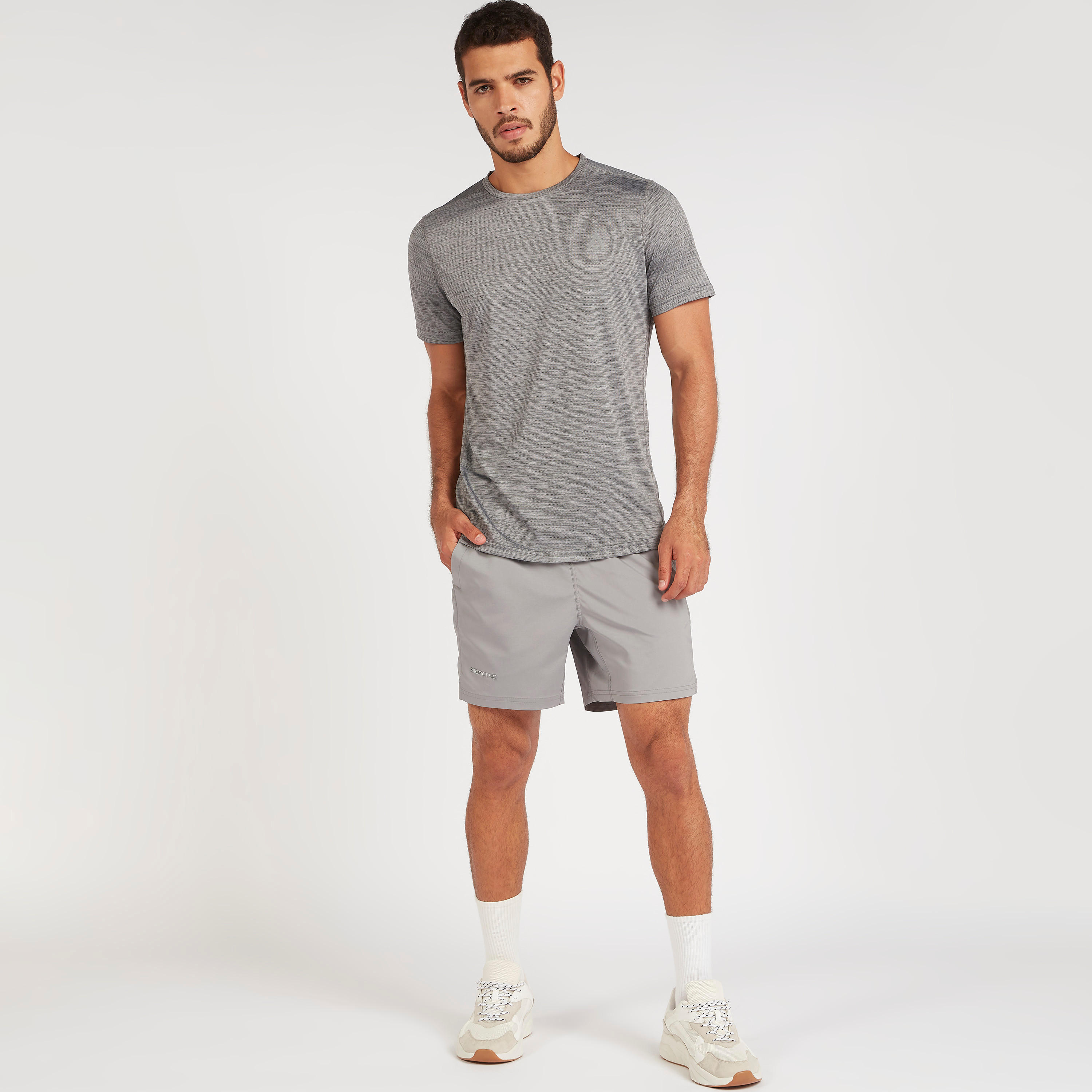 تيشيرت بياقة ضيقة وأكمام قصيرة وطبعات-men-clothing-sportswearandactivewear-tshirtsandpolos-image-3