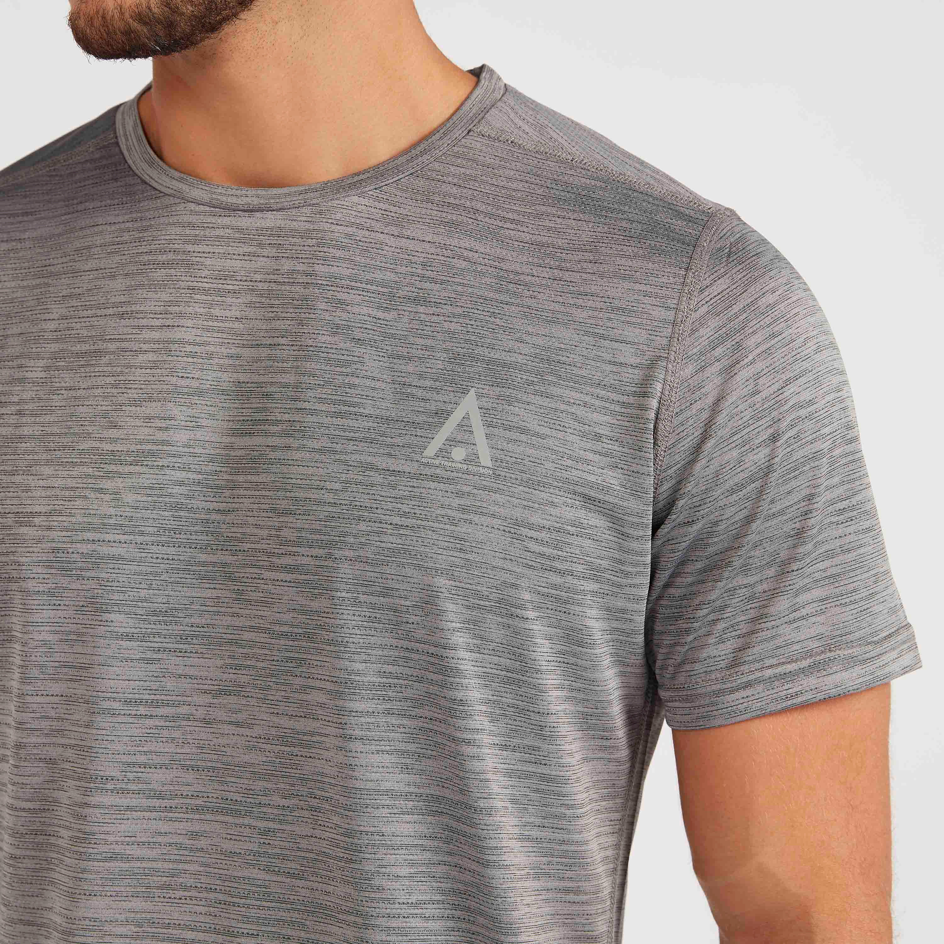 تيشيرت بياقة ضيقة وأكمام قصيرة وطبعات-men-clothing-sportswearandactivewear-tshirtsandpolos-image-2