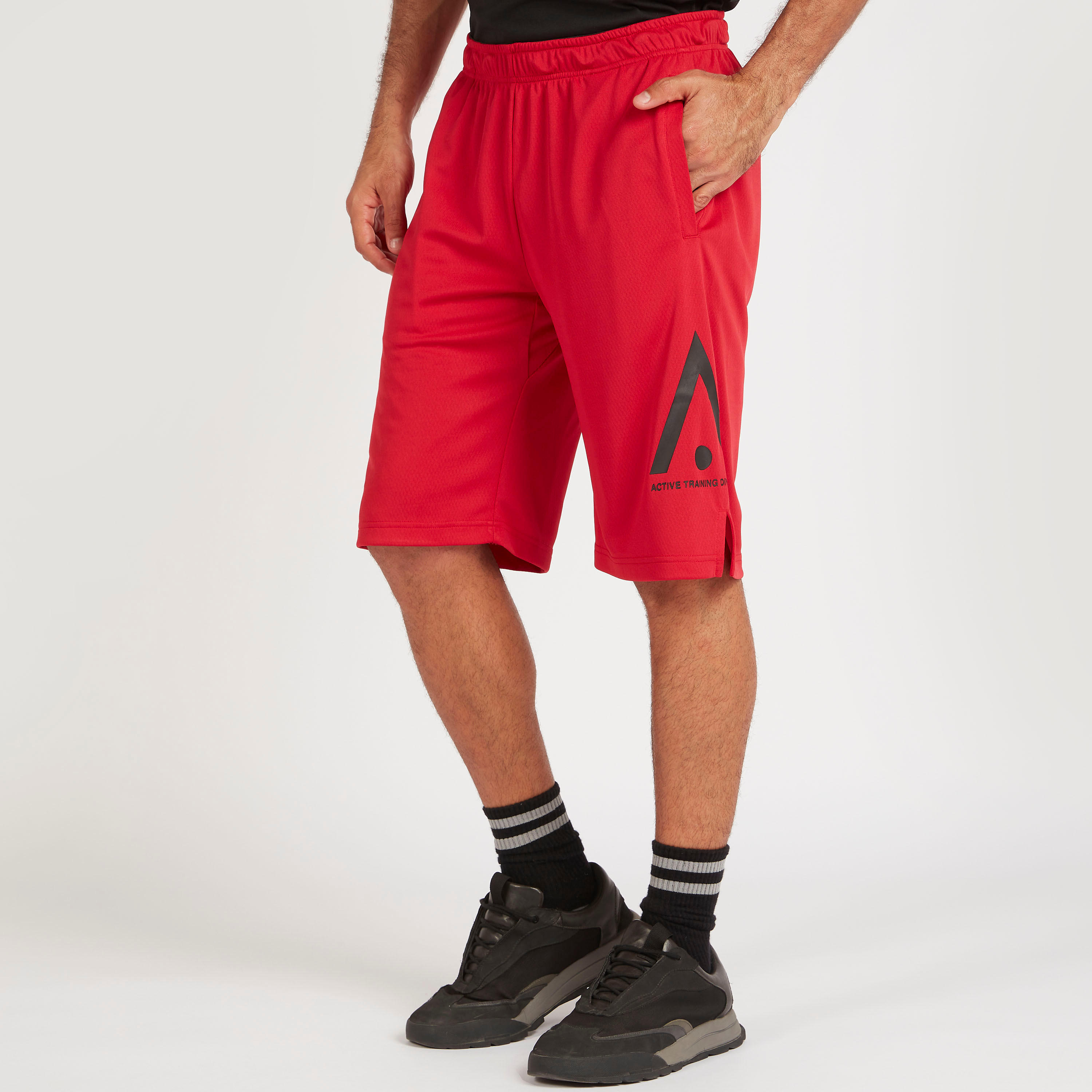 شورت بطبعات وخصر مطّاطي وجيوب-men-clothing-sportswearandactivewear-bottoms-image-1