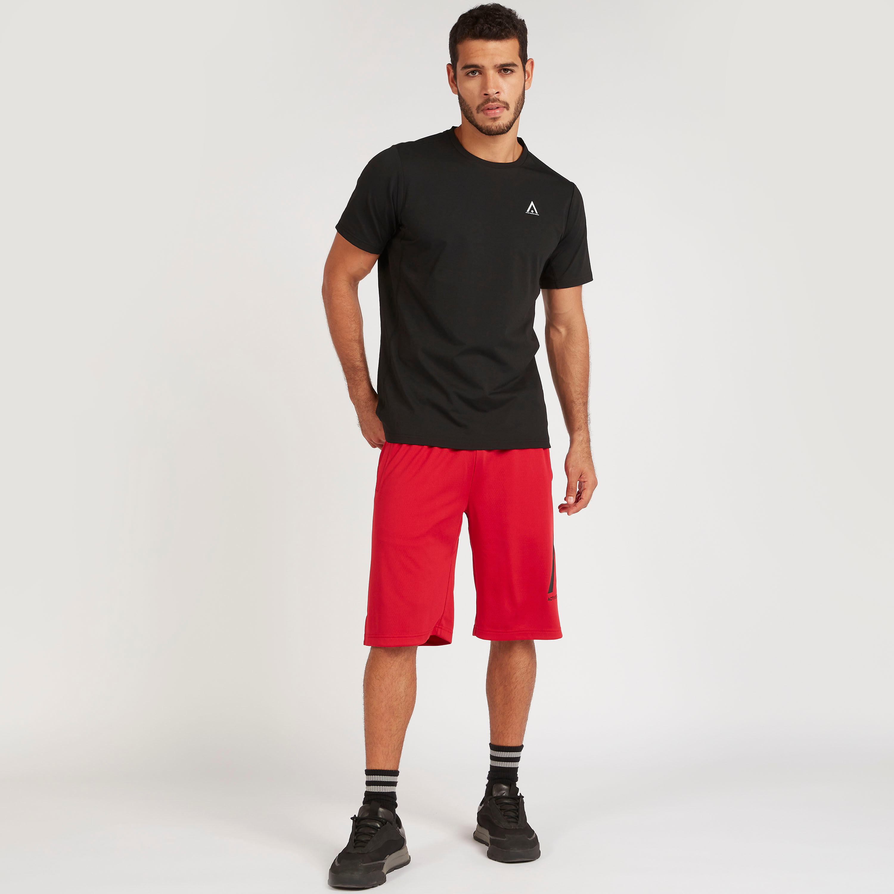 شورت بطبعات وخصر مطّاطي وجيوب-men-clothing-sportswearandactivewear-bottoms-image-2