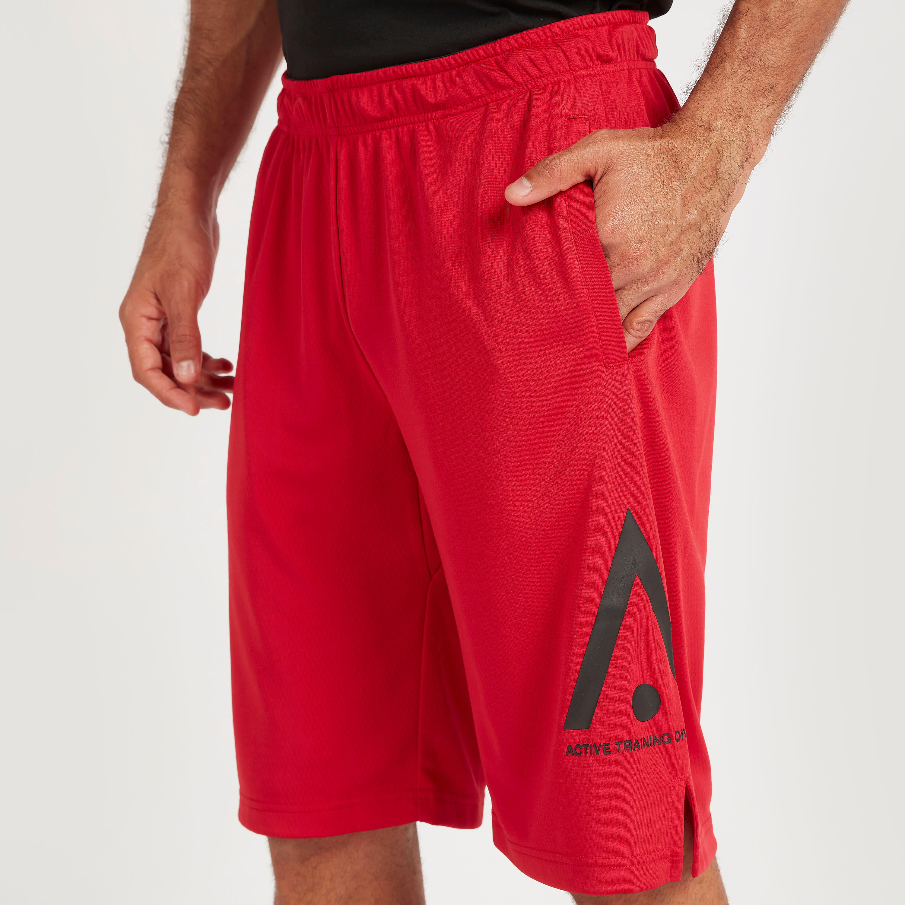 شورت بطبعات وخصر مطّاطي وجيوب-men-clothing-sportswearandactivewear-bottoms-image-3
