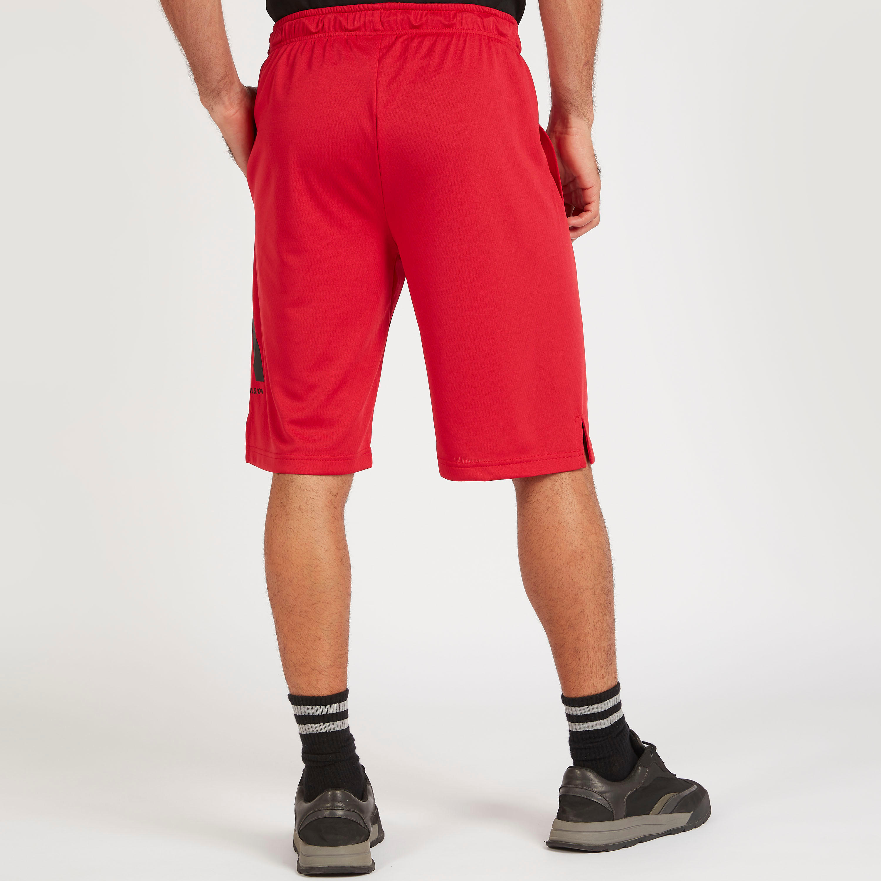 شورت بطبعات وخصر مطّاطي وجيوب-men-clothing-sportswearandactivewear-bottoms-image-4