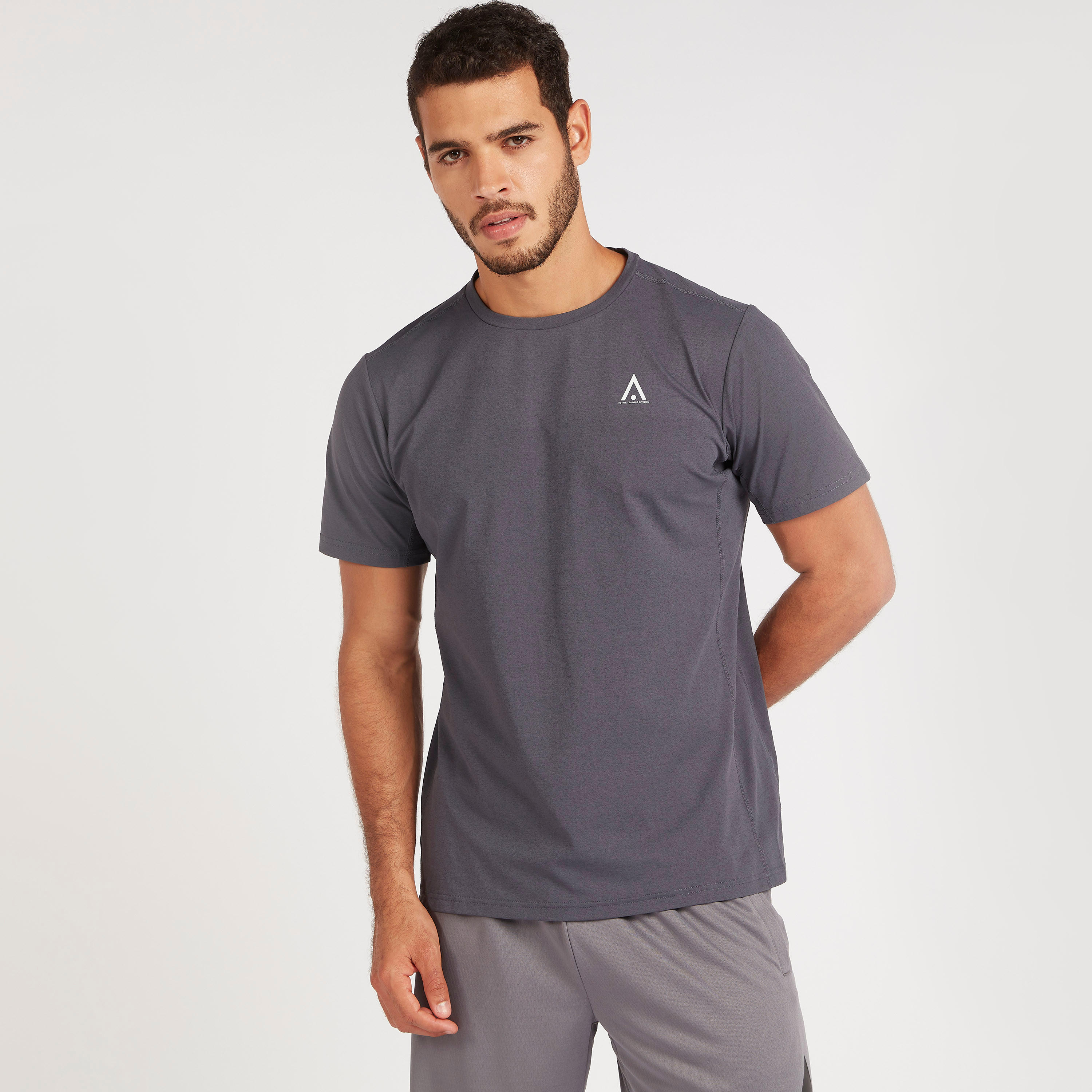 تيشيرت سادة بياقة ضيّقة وأكمام قصيرة-men-clothing-sportswearandactivewear-tshirtsandpolos-image-4