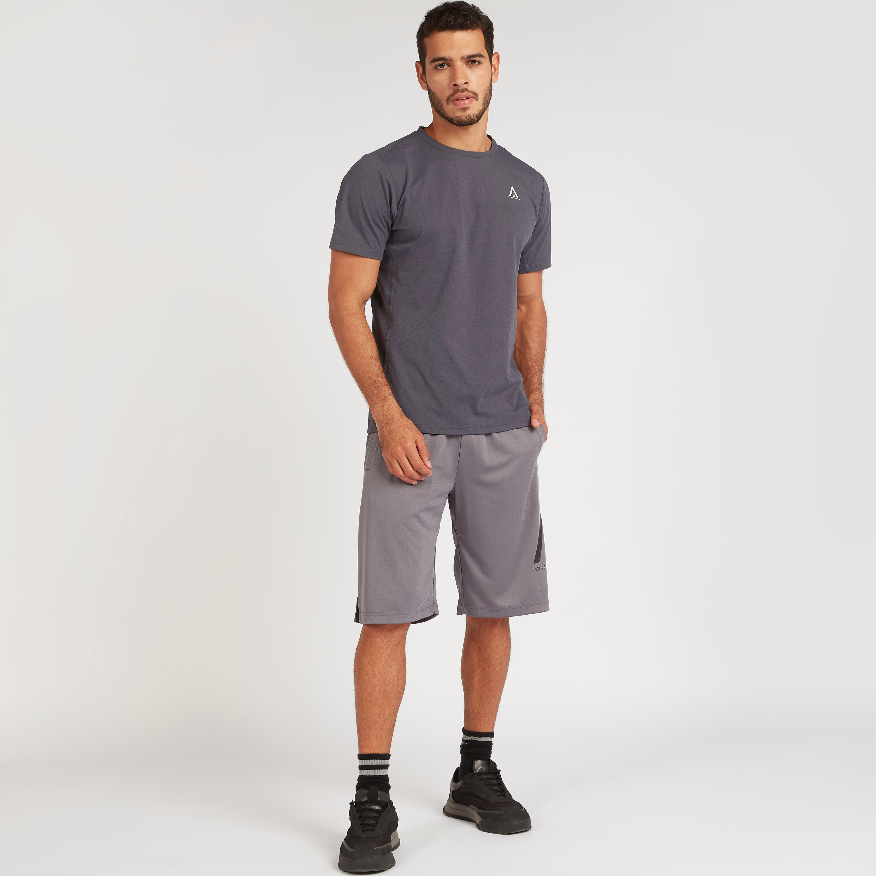 تيشيرت سادة بياقة ضيّقة وأكمام قصيرة-men-clothing-sportswearandactivewear-tshirtsandpolos-image-3