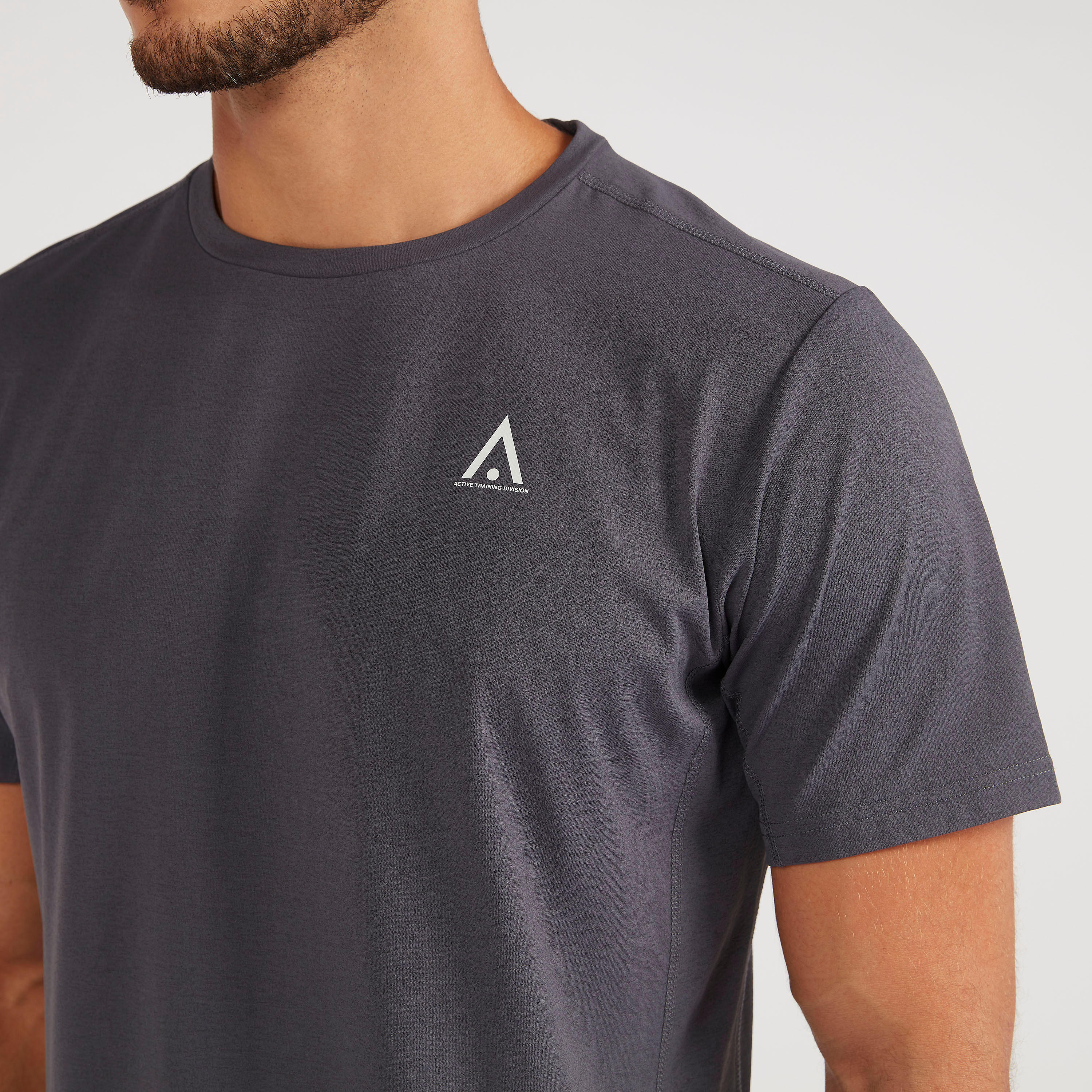 تيشيرت سادة بياقة ضيّقة وأكمام قصيرة-men-clothing-sportswearandactivewear-tshirtsandpolos-image-2