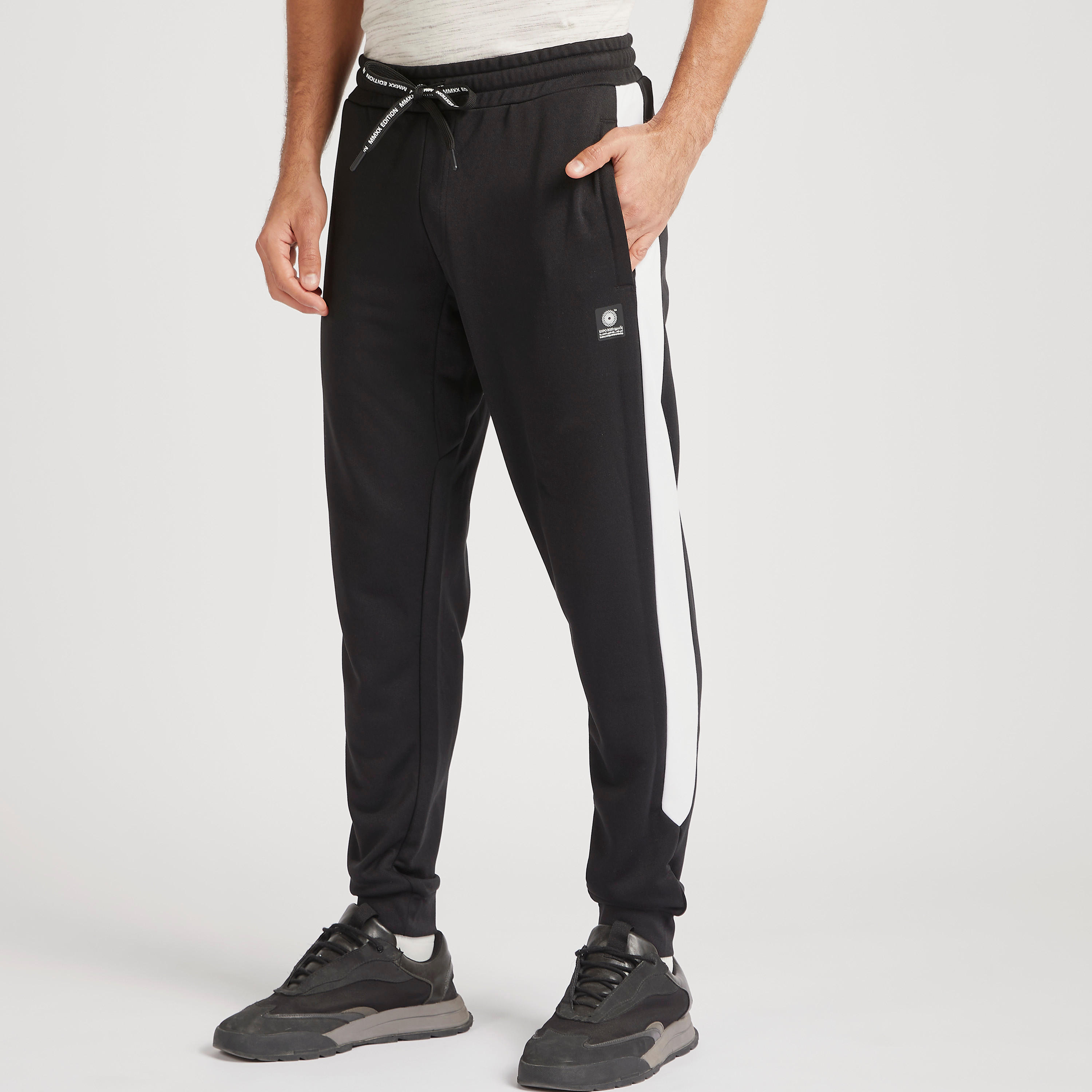بنطلون رياضي سادة بتفاصيل شريطة ورباط إغلاق وطبعات-men-clothing-sportswearandactivewear-bottoms-image-6