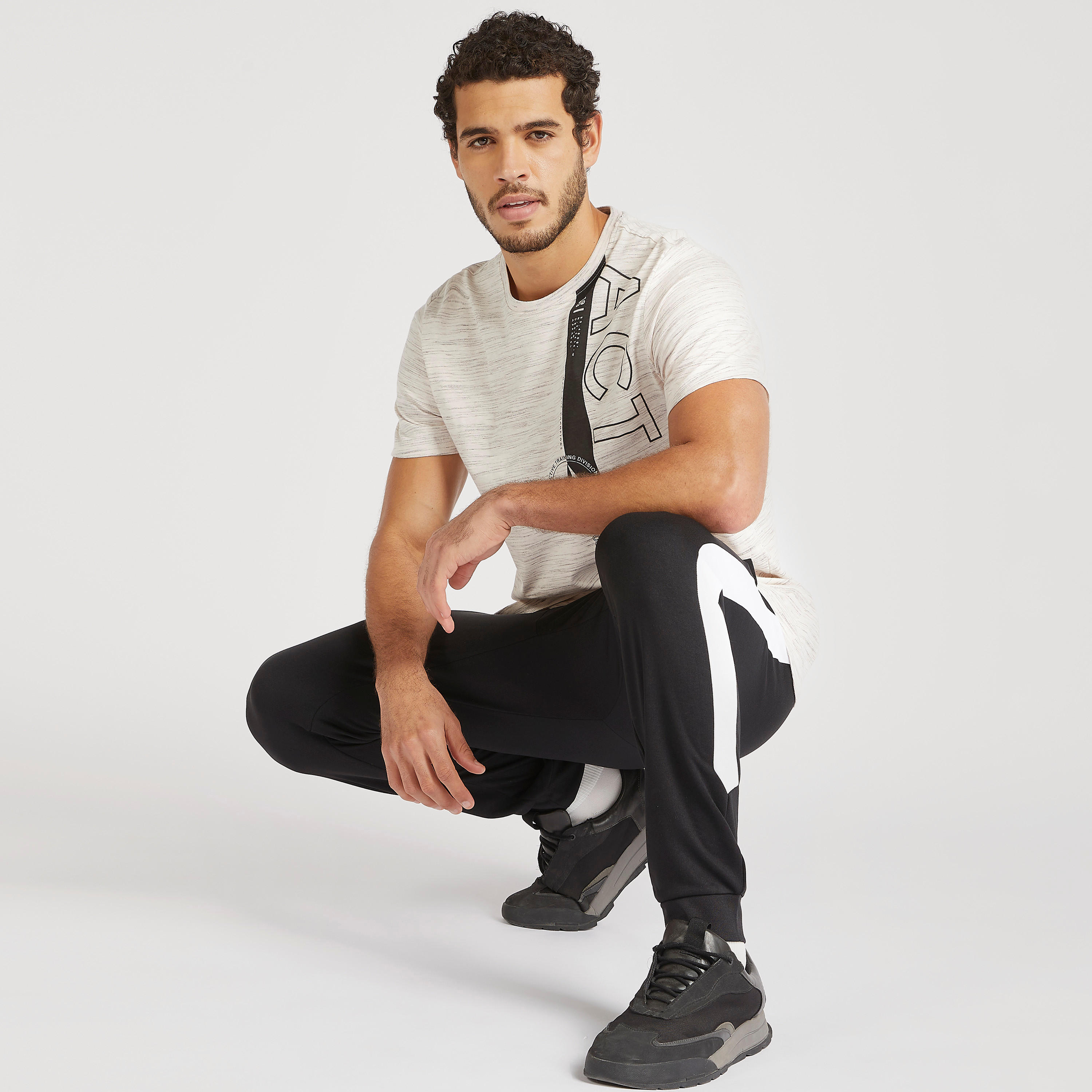 بنطلون رياضي سادة بتفاصيل شريطة ورباط إغلاق وطبعات-men-clothing-sportswearandactivewear-bottoms-image-5