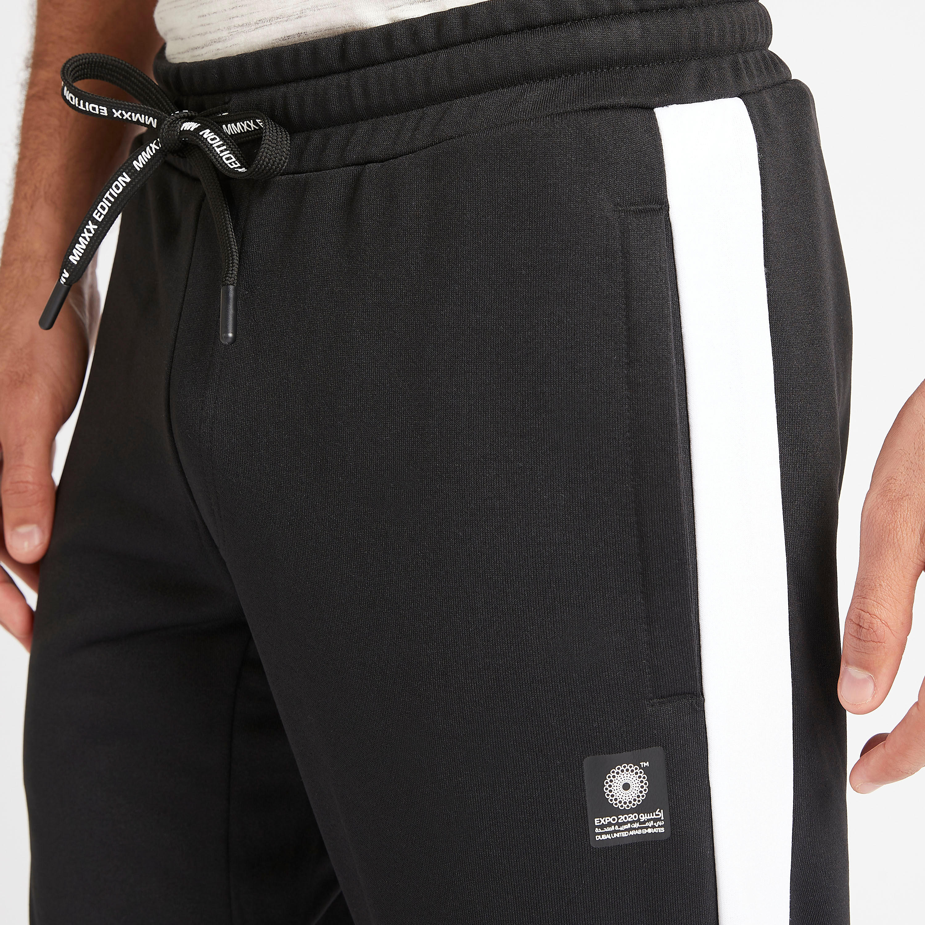 بنطلون رياضي سادة بتفاصيل شريطة ورباط إغلاق وطبعات-men-clothing-sportswearandactivewear-bottoms-image-4