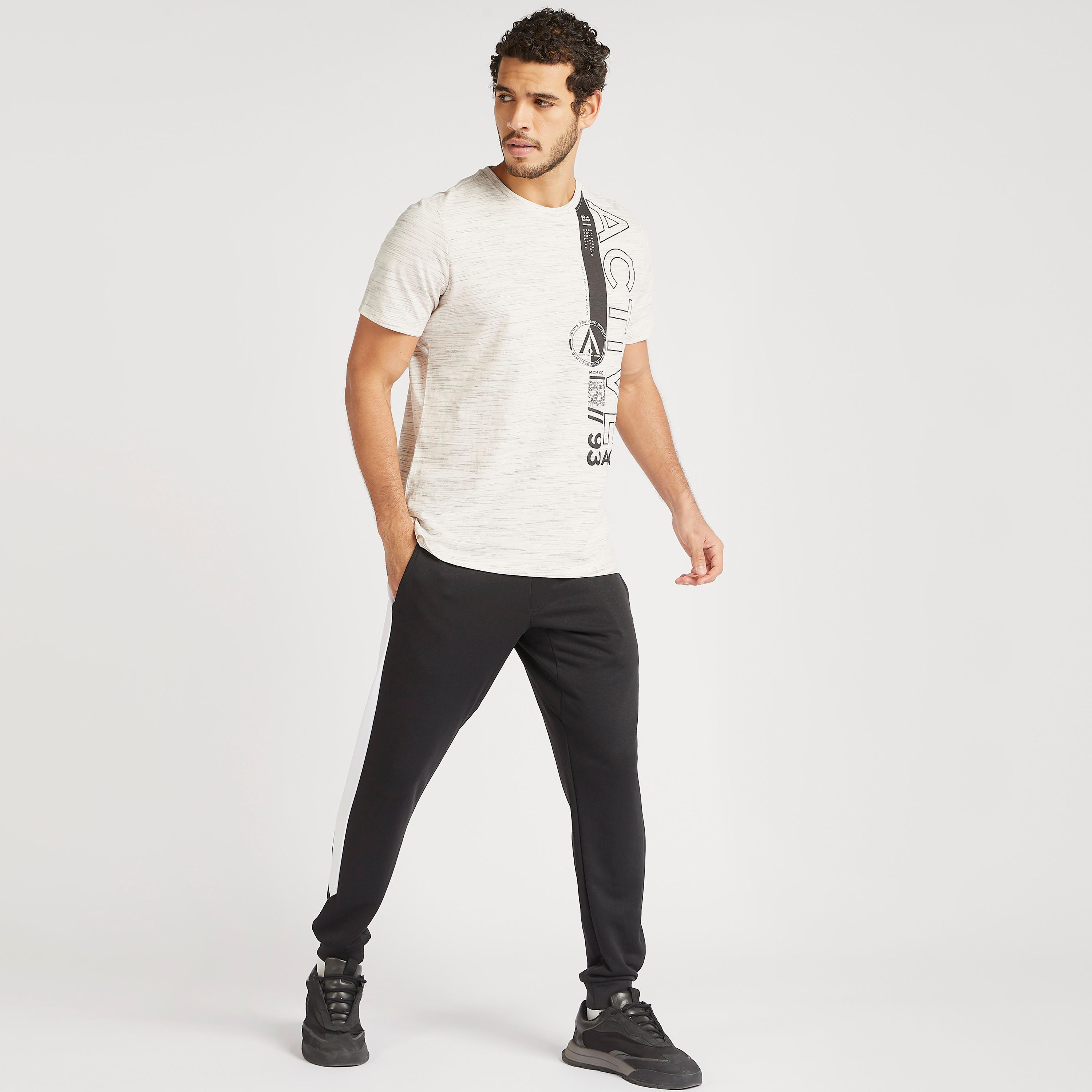 بنطلون رياضي سادة بتفاصيل شريطة ورباط إغلاق وطبعات-men-clothing-sportswearandactivewear-bottoms-image-2
