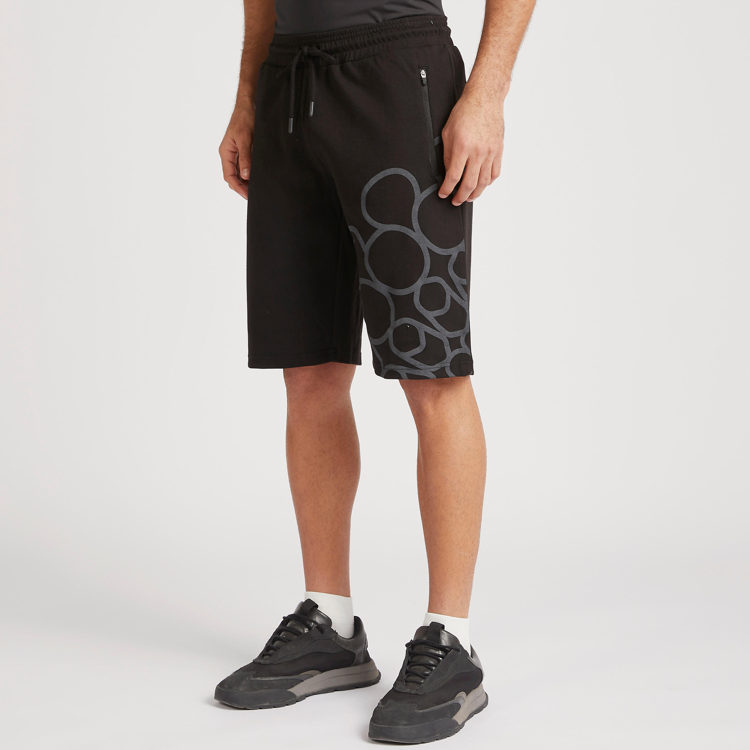 شورت بطبعات ورباط إغلاق وجيوب بسحّاب-men-clothing-sportswearandactivewear-bottoms-image-1