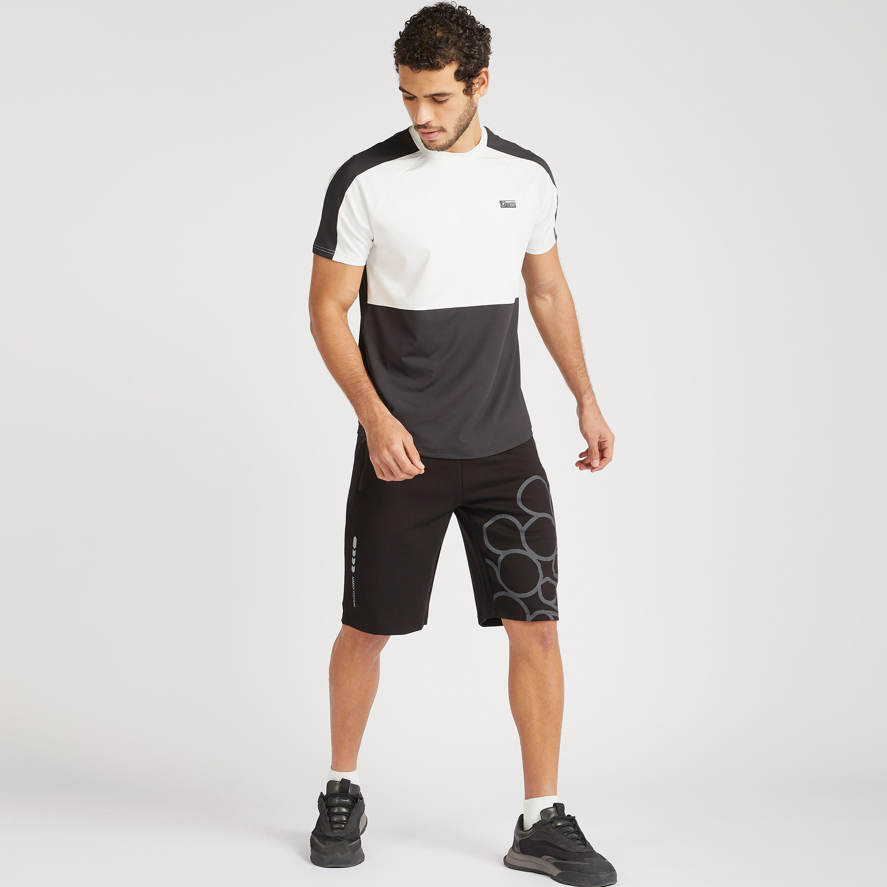 شورت بطبعات ورباط إغلاق وجيوب بسحّاب-men-clothing-sportswearandactivewear-bottoms-image-2