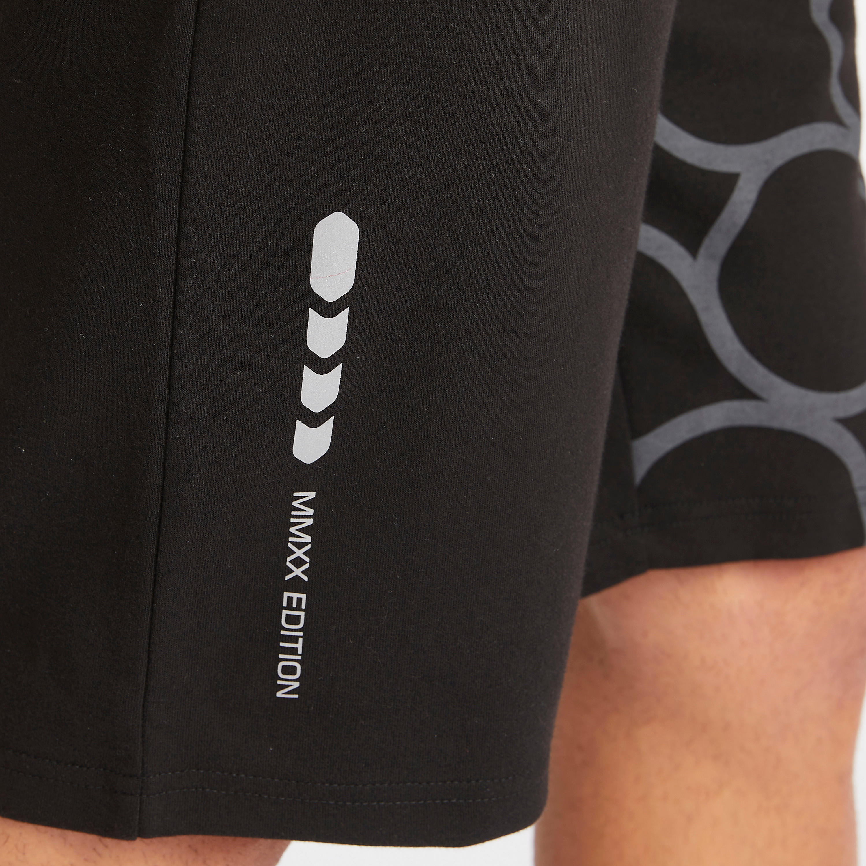 شورت بطبعات ورباط إغلاق وجيوب بسحّاب-men-clothing-sportswearandactivewear-bottoms-image-3