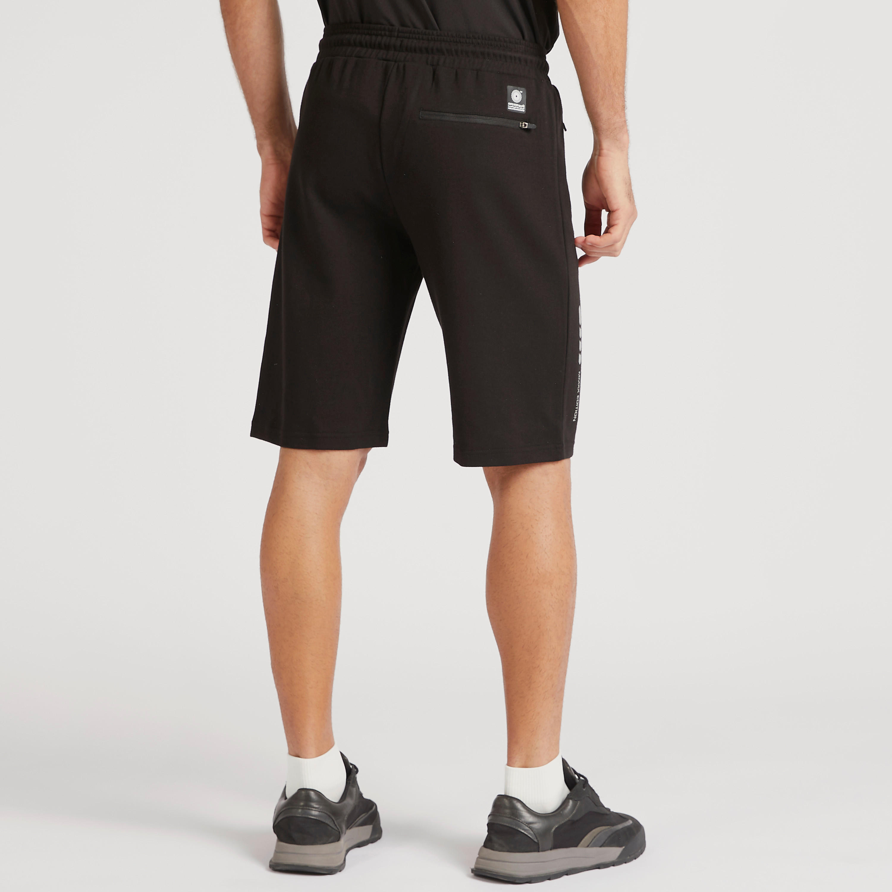 شورت بطبعات ورباط إغلاق وجيوب بسحّاب-men-clothing-sportswearandactivewear-bottoms-image-4