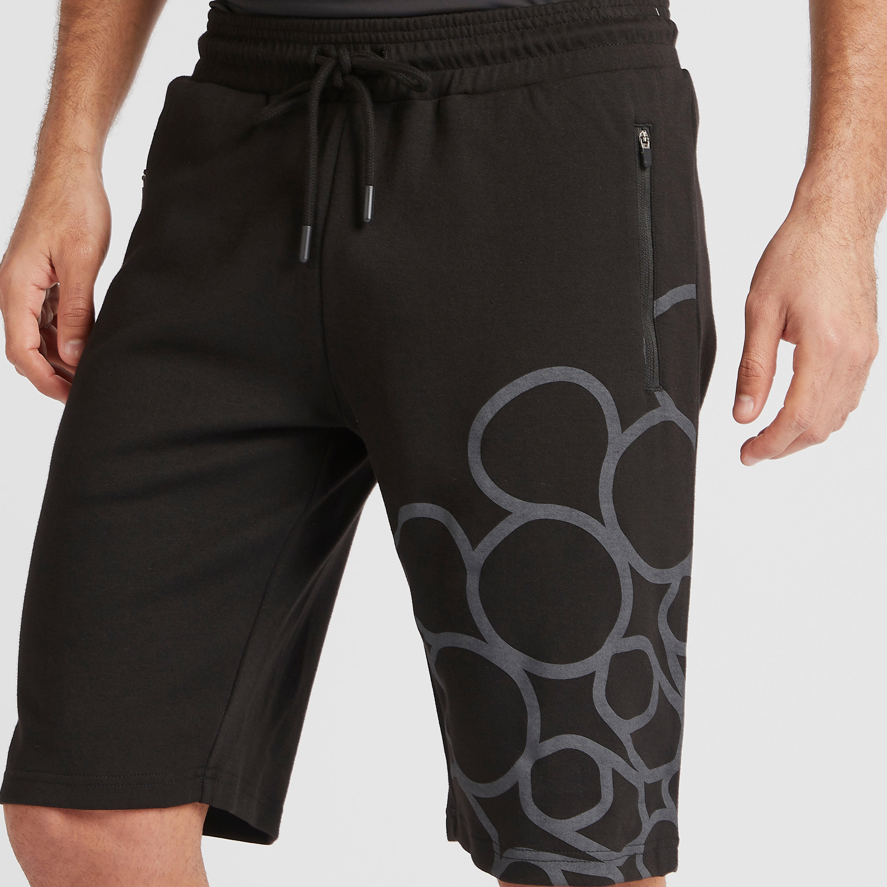 شورت بطبعات ورباط إغلاق وجيوب بسحّاب-men-clothing-sportswearandactivewear-bottoms-image-5