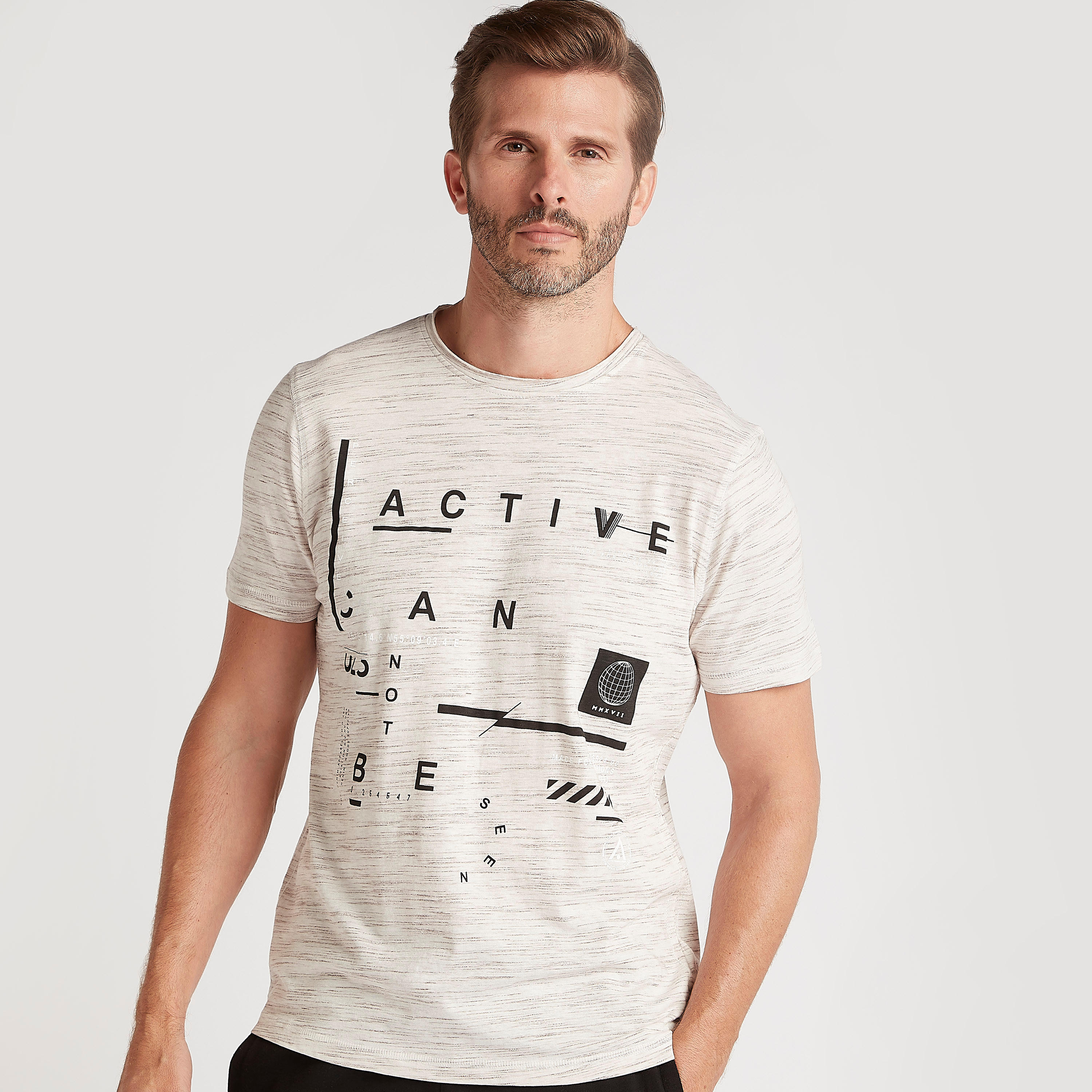 تيشيرت بياقة ضيّقة وأكمام قصيرة وطبعات تايبوجرافيك-men-clothing-sportswearandactivewear-tshirtsandpolos-image-7